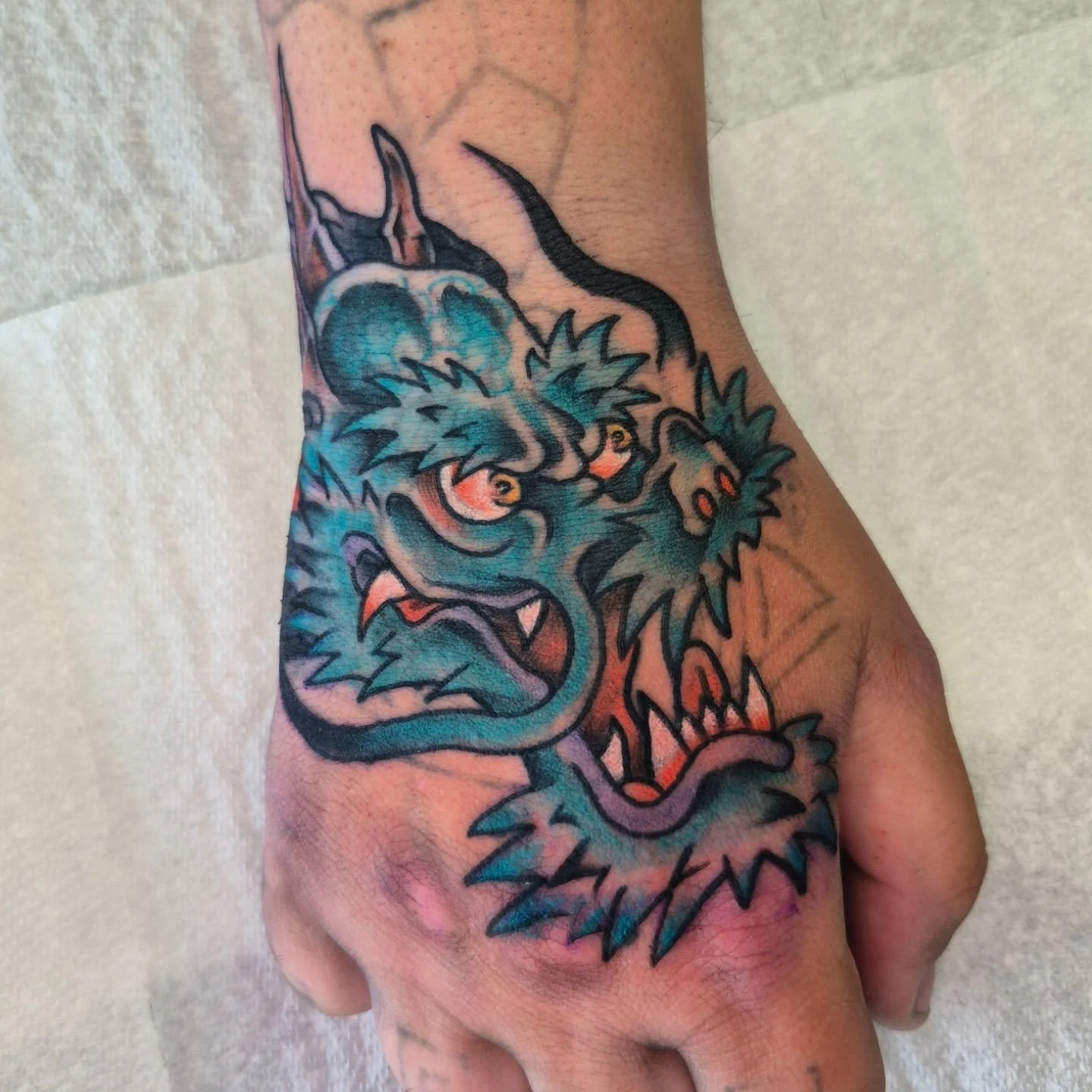 Lil Dragon blasover for Dylan's hand! Thanks man!!

#traditionaltattoos #dragontattoo #tattoo #flashtattoos #traditionaltattoo