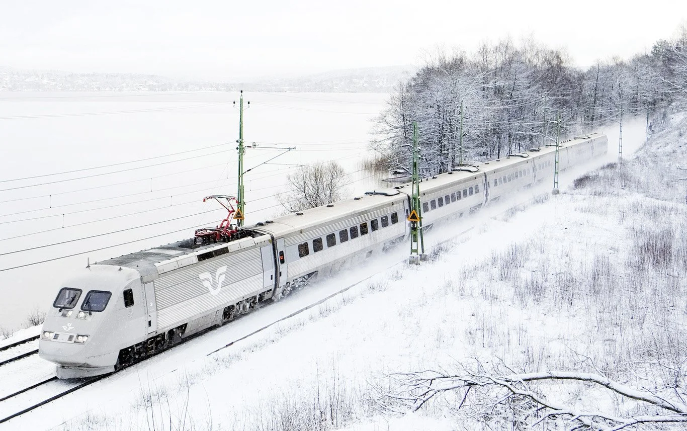 The X2000-fleet with updated livery, stripped down to its bare stainless steel.
