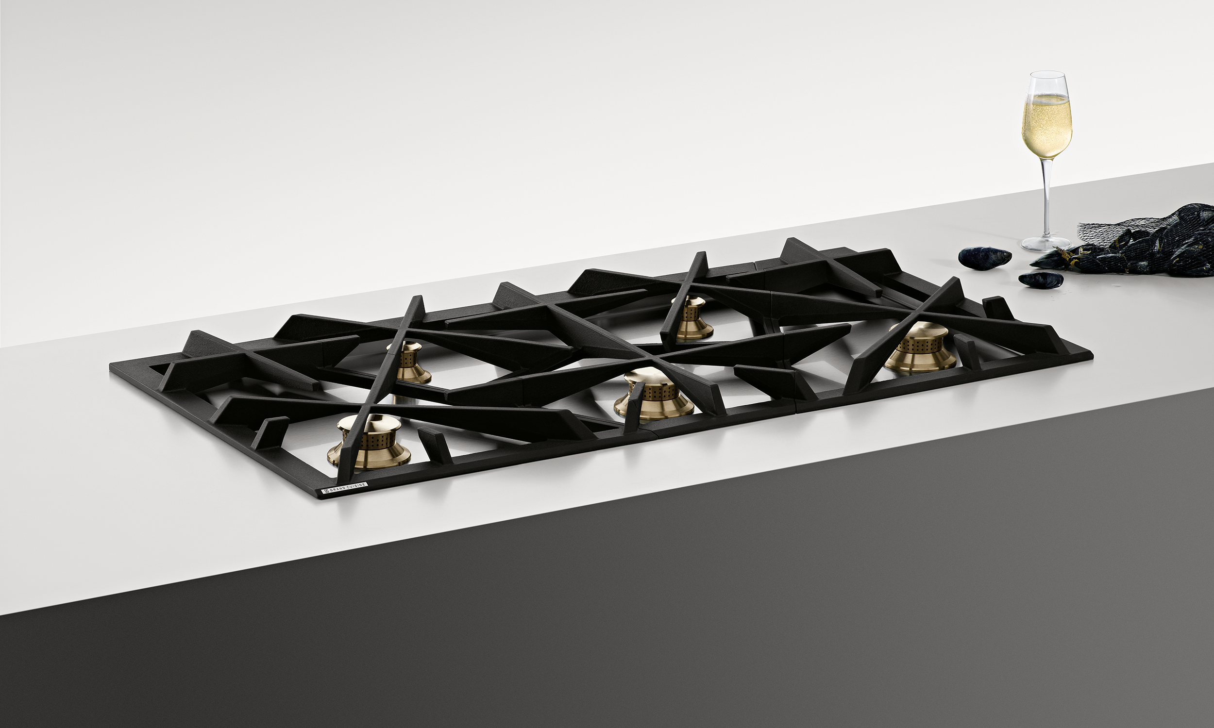 The Grand Cuisine gas hob with its signature cast-iron grates
