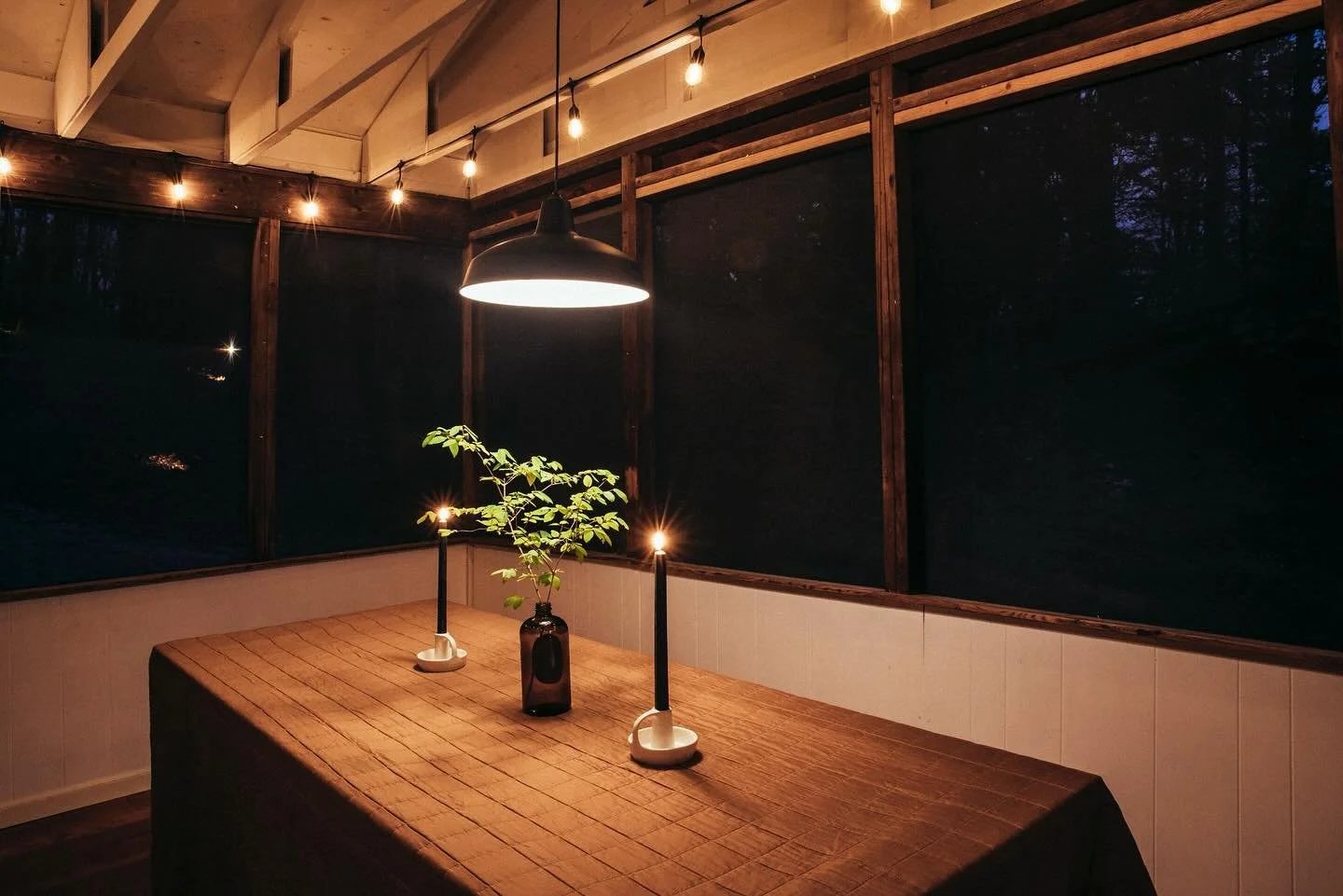 Cozy little porch vibes at a recent cabin renovation on Lake Mahkeenac in MA. 🕯️

Photography by @sashaisrael