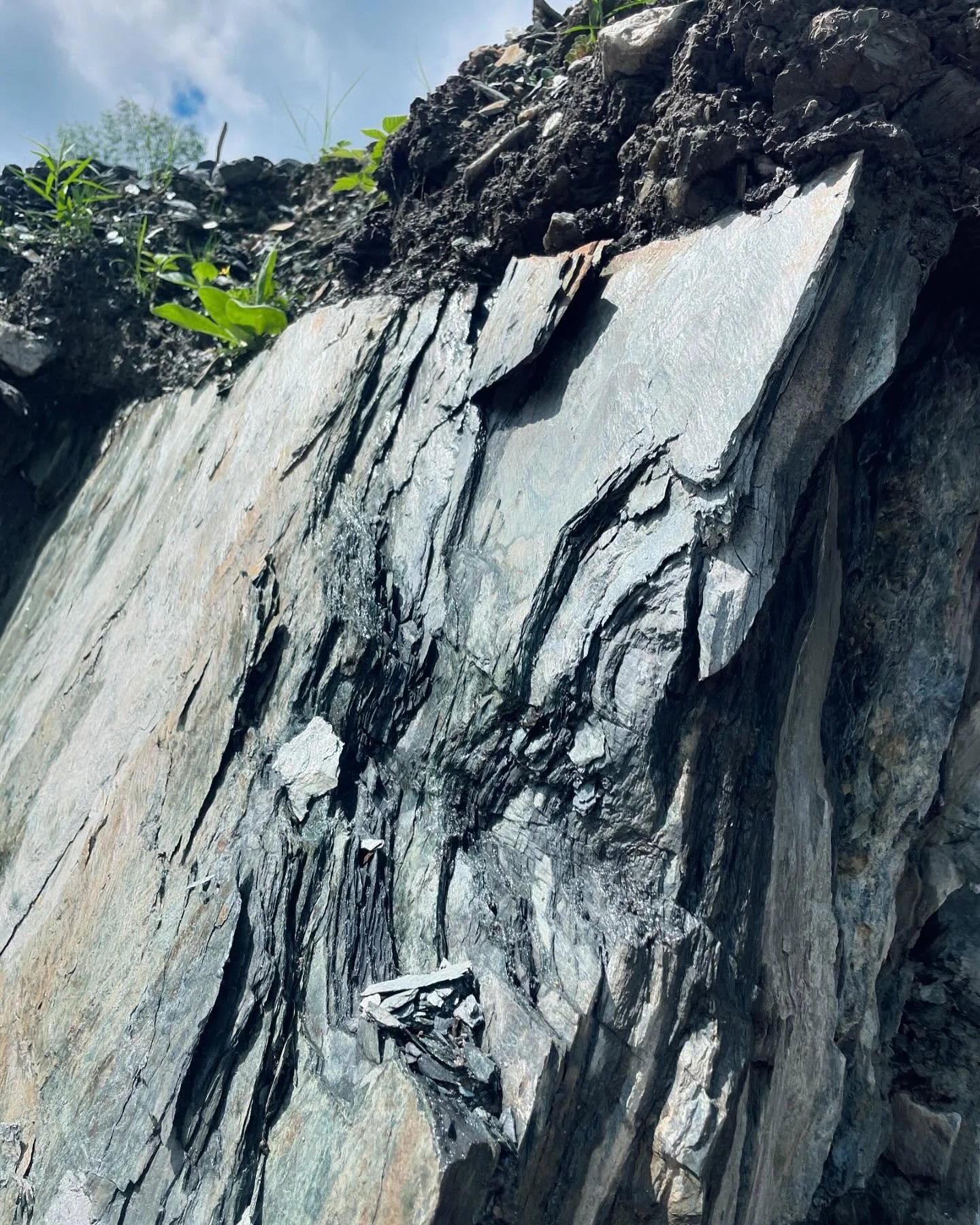 Nestling a new build into a historic hillside doesn&rsquo;t come without its challenges&hellip; e.g. @wkt_construction having to work through this to set the foundation&hellip; 😅🪨