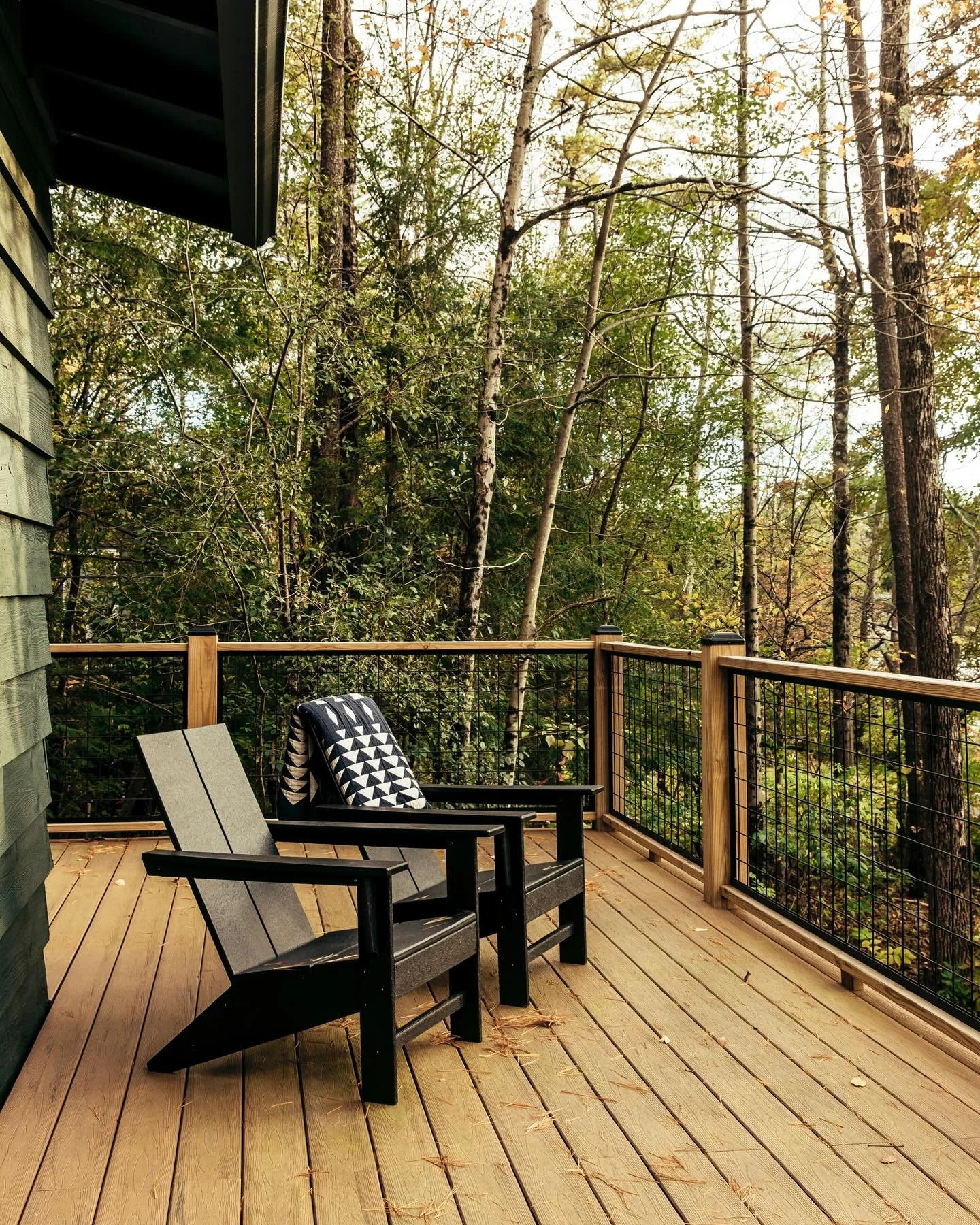 The porch at the Lakeview House is the perfect spot for a G&amp;T after a show at @tanglewoodmusicfestival

Photography by @sashaisrael 
Build by @wkt_construction