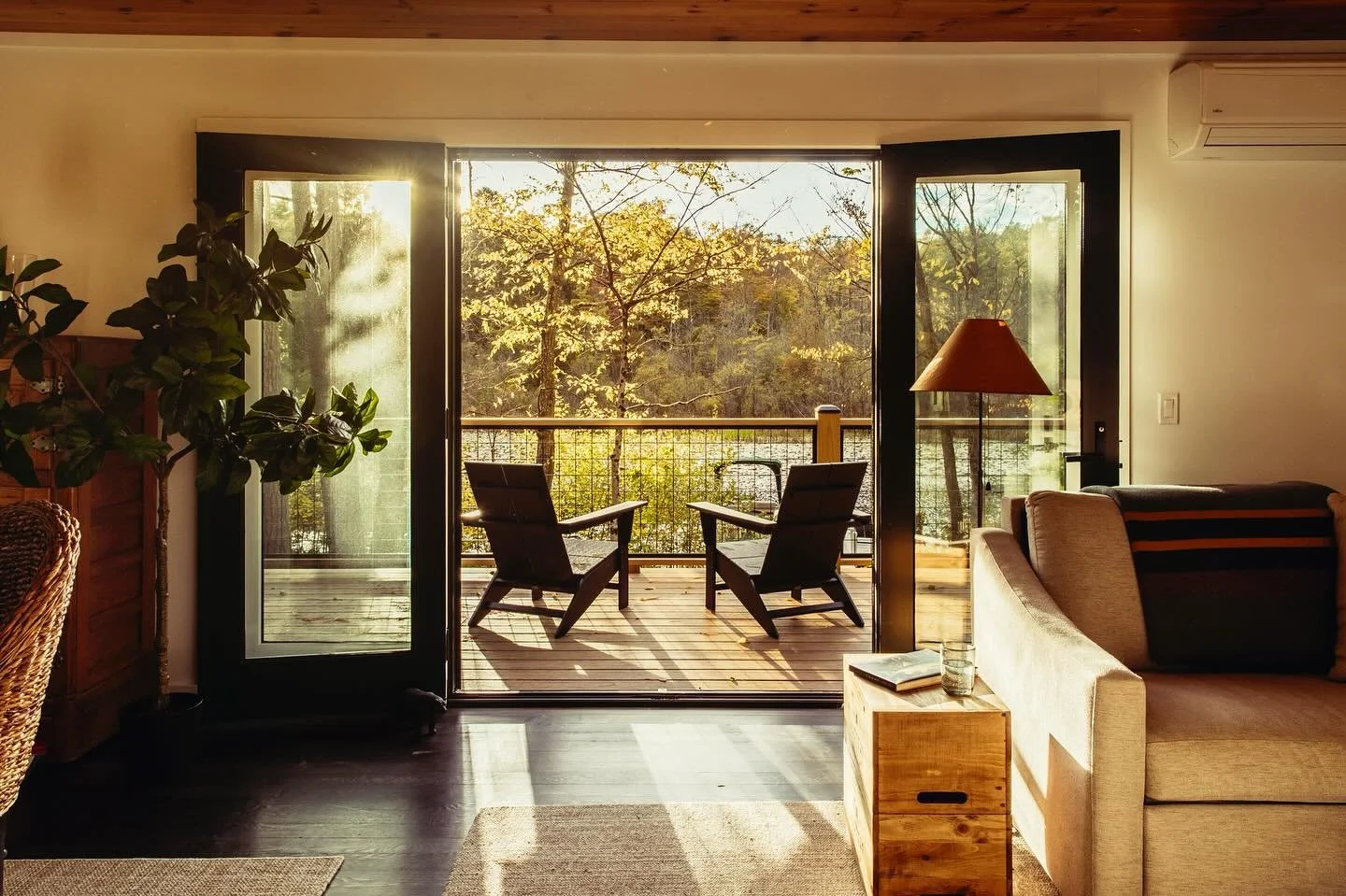 Magical light at the Lakeview House project we just wrapped up in the Berkshires.

Photography by @sashaisrael