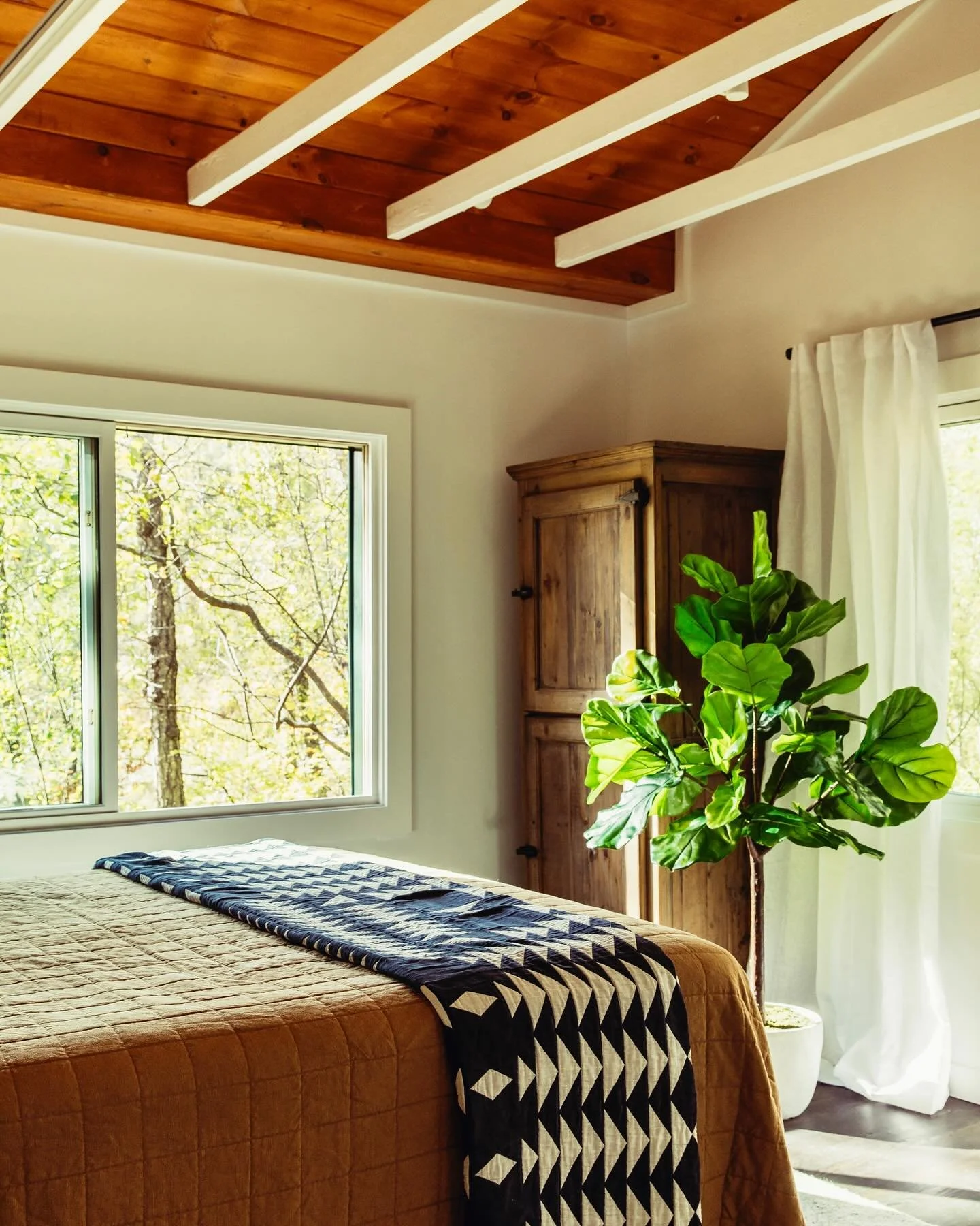 A sunlit bedroom that got even more airy when we opened up the ceiling! 🌿