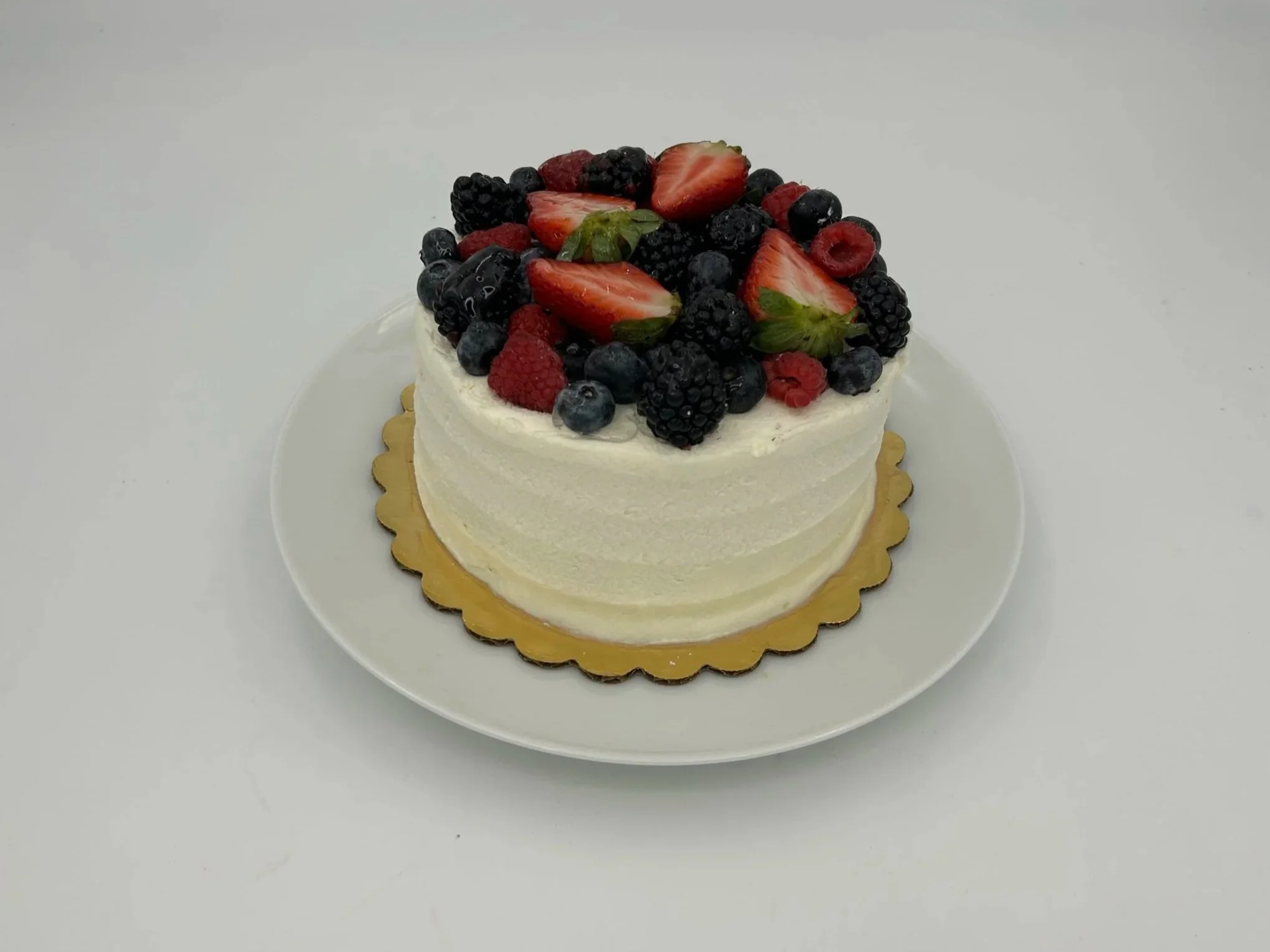 CHANTILLY 6' WITH BERRIES & CREAM