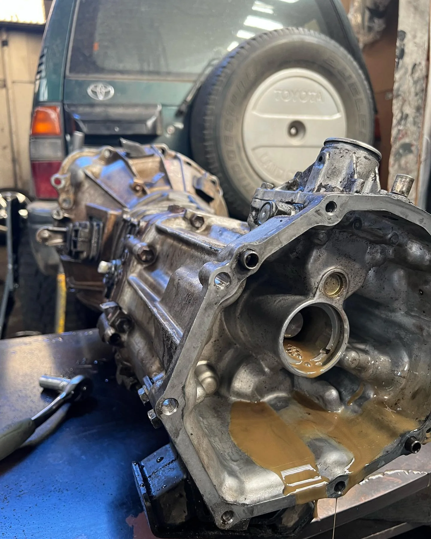 Esta Toyota prado del 98 tiene p&eacute;rdida por el ret&eacute;n de cig&uuml;e&ntilde;al y el ret&eacute;n que va entre la caja de cambios y caja de transferencia, tambi&eacute;n cambiar el Silicon en la carcasa de la caja y lo que encontramos fue u