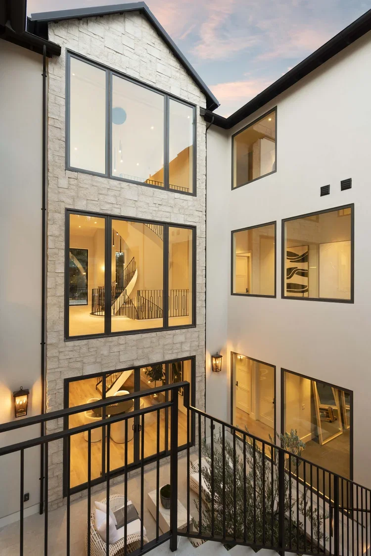small_60_shearer_exterior_rear_3_levels.webp