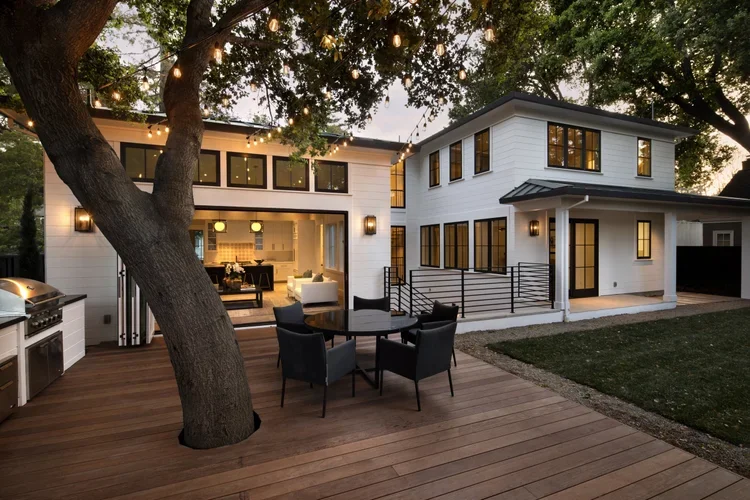 bryon_exterior_back_1.webp