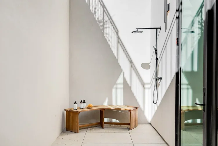 small_60_shearer_outdoor_shower.webp