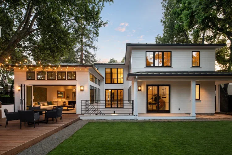 byron_exterior_back_2.webp