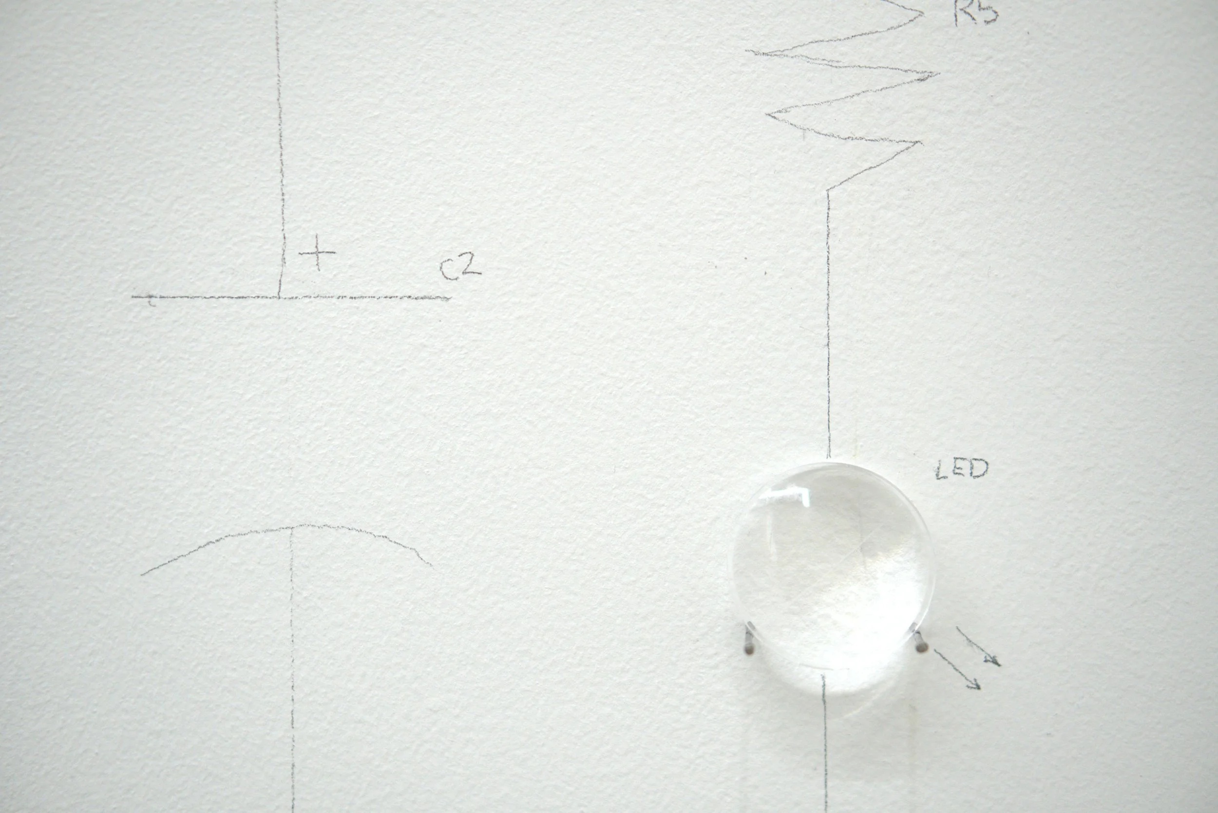 Dibujo técnico con líneas y etiquetas relacionadas con componentes electrónicos, incluyendo un condensador y un LED.