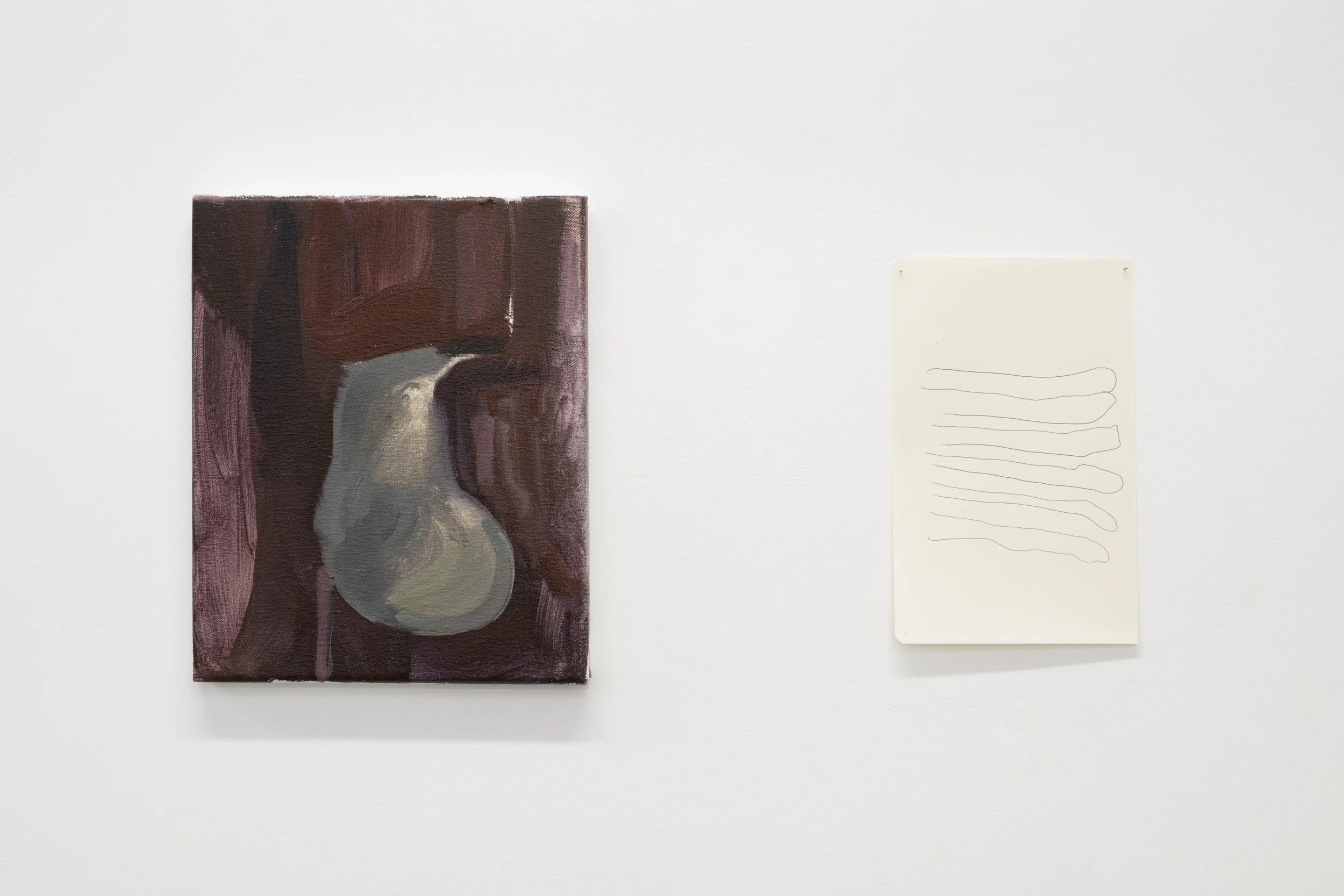 Dos piezas de arte en una pared blanca, una pintura abstracta y una hoja con líneas de dibujo.