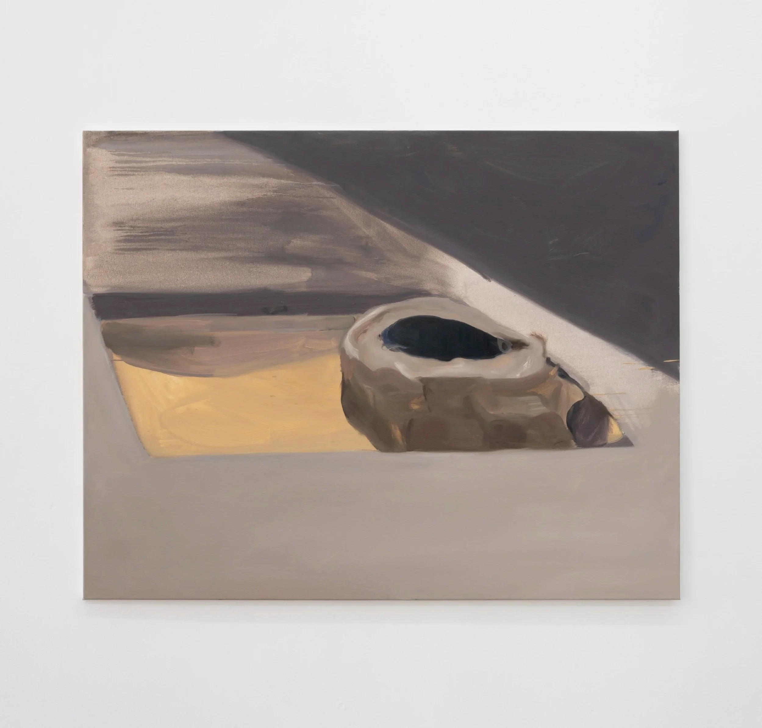Pintura abstracta con tonos de gris, beige y negro en un lienzo rectangular enmarcado.