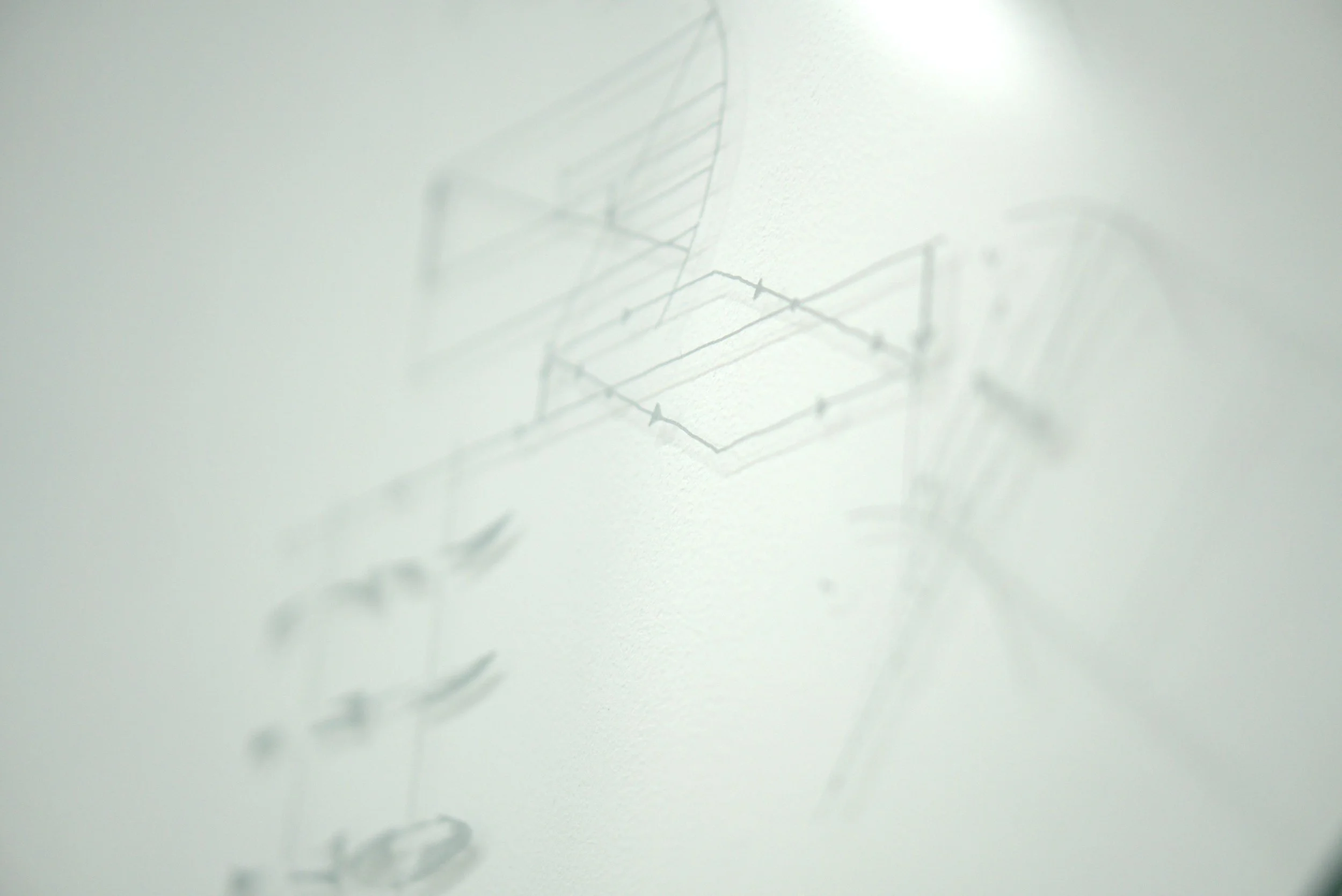 Dibujo técnico de un circuito eléctrico en una hoja blanca