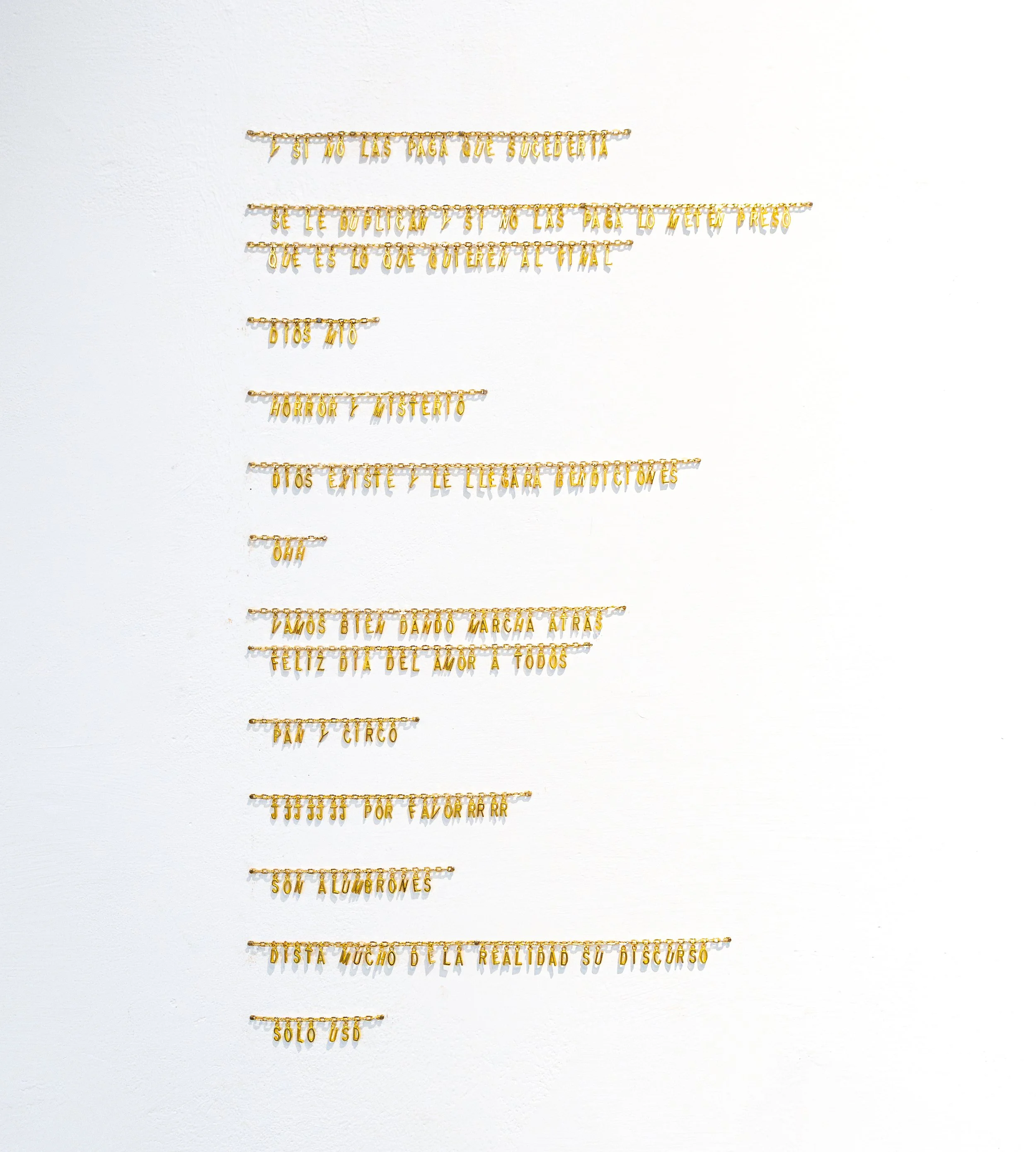 Collar de cadenas con frases en letras doradas, en diferentes líneas, en fondo blanco, con sombras.