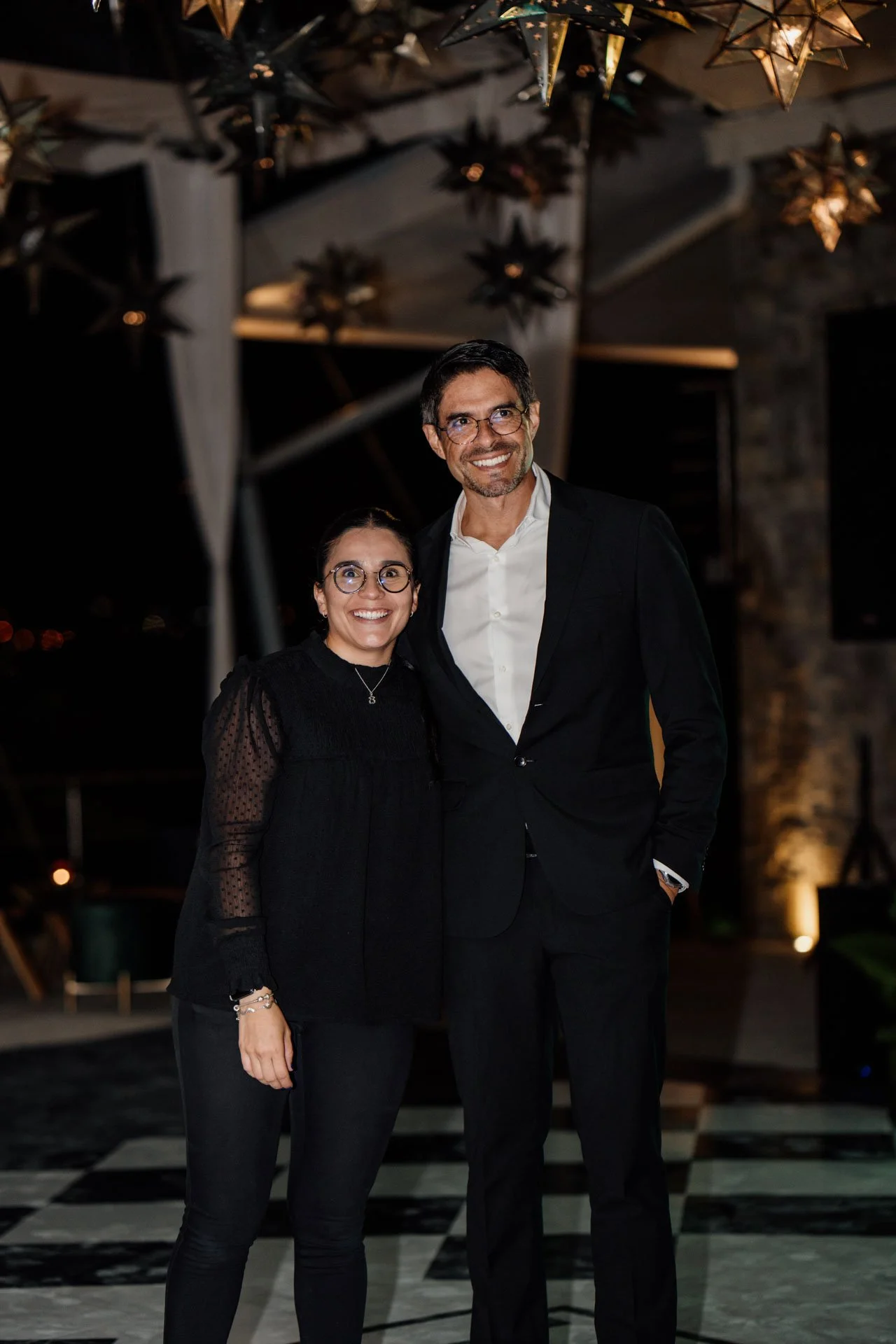 Equipo de The Grape Fruit en una boda en Costa Rica con decoración de estrellas suspendidas.