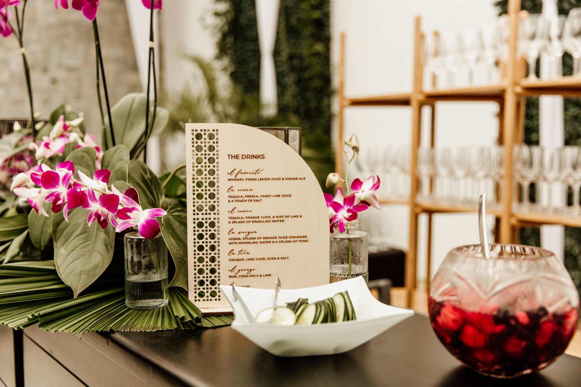 Detalle de coctelería con orquídeas, menú de bebidas y drink servido en una boda en Costa Rica.