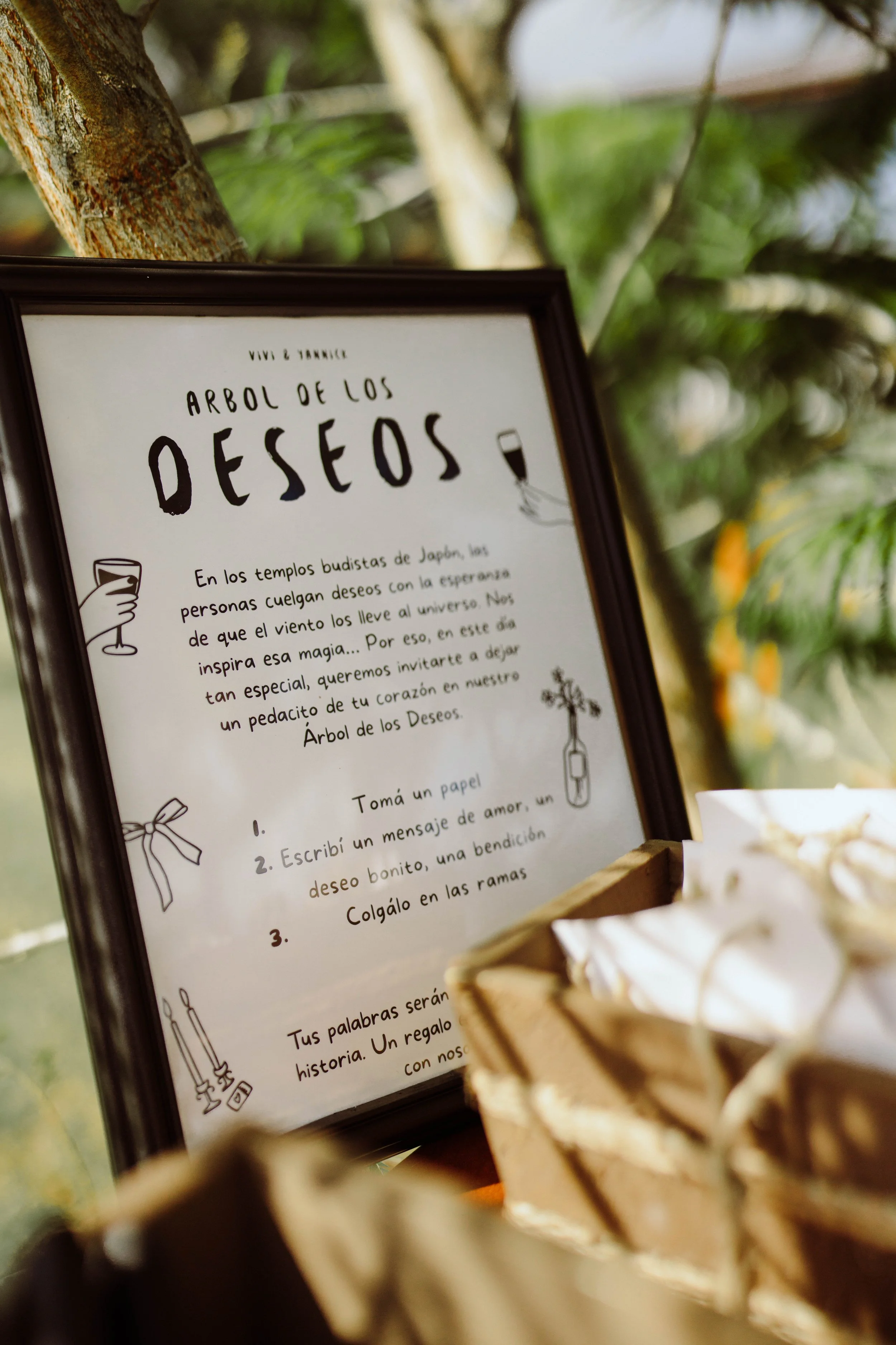Letrero del Árbol de los Deseos, un detalle interactivo para invitados durante una boda en Costa Rica.