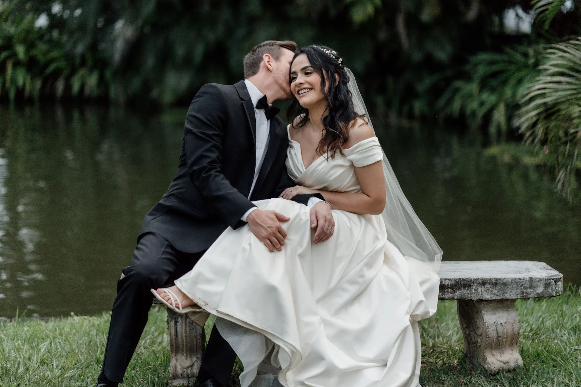 Sesión de esposos de la boda The Robinsons junto al agua, en un entorno natural y relajado en Costa Rica.