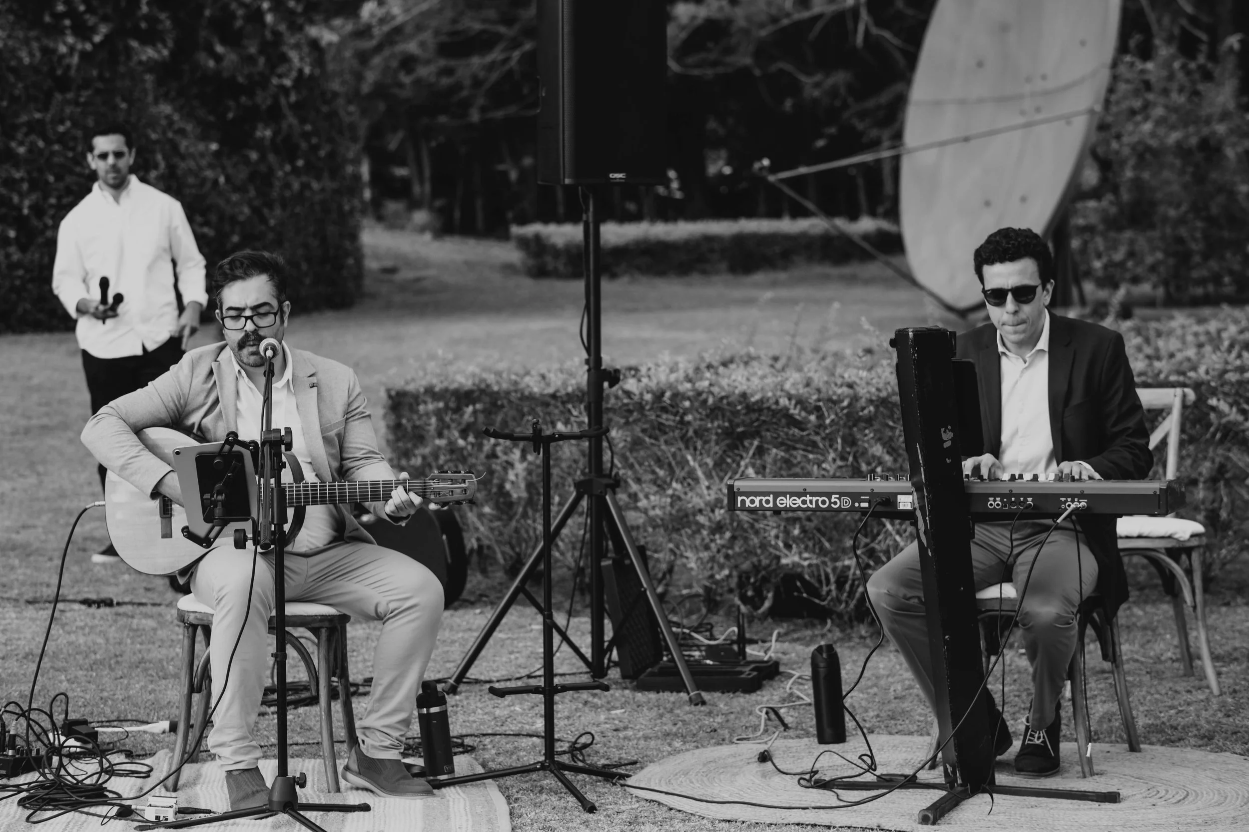 Música en vivo al aire libre durante una boda en Costa Rica, con músicos acompañando la experiencia de los invitados.