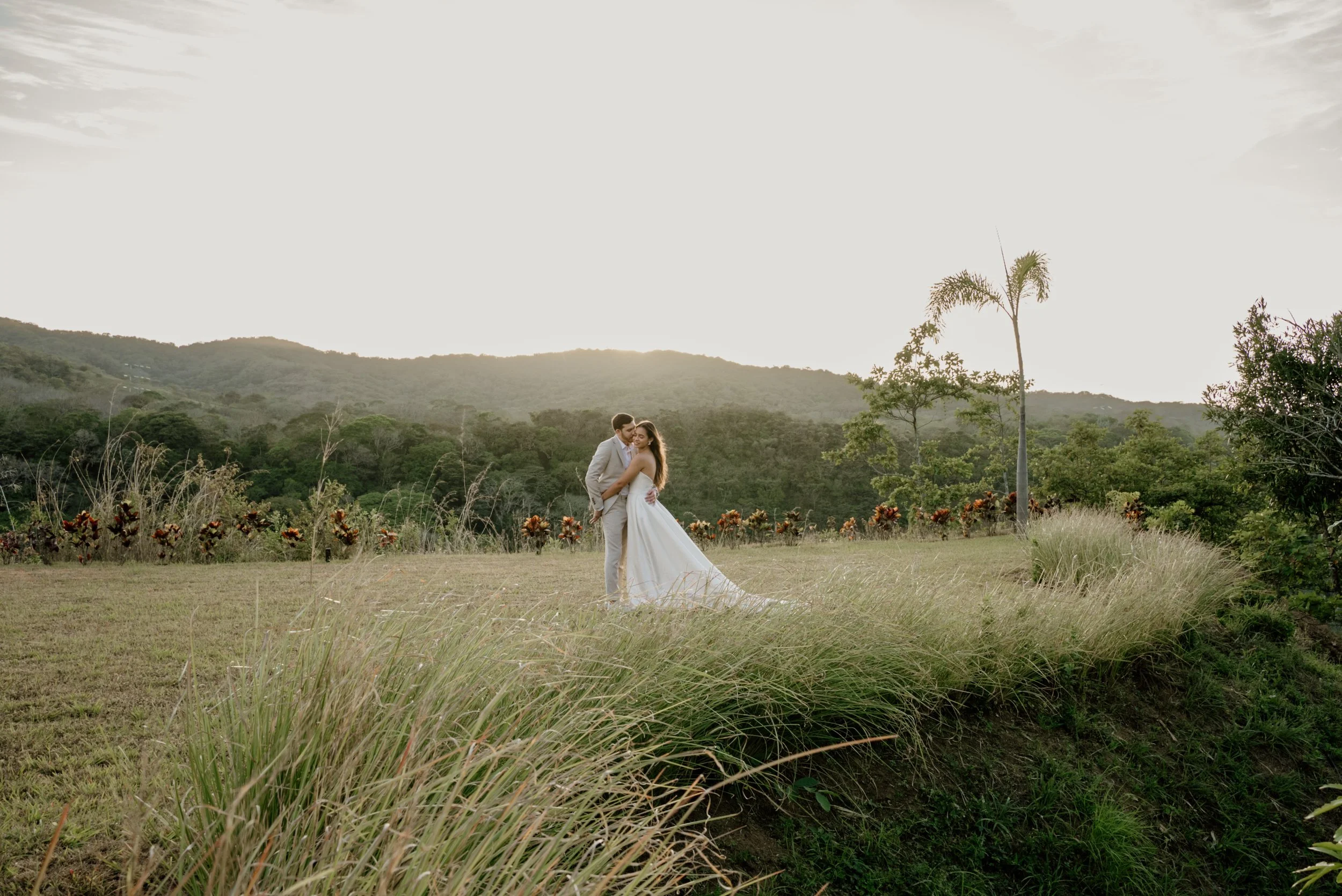Novios de la boda Hurtado Wood durante su sesión de pareja al atardecer, rodeados de naturaleza en Costa Rica.