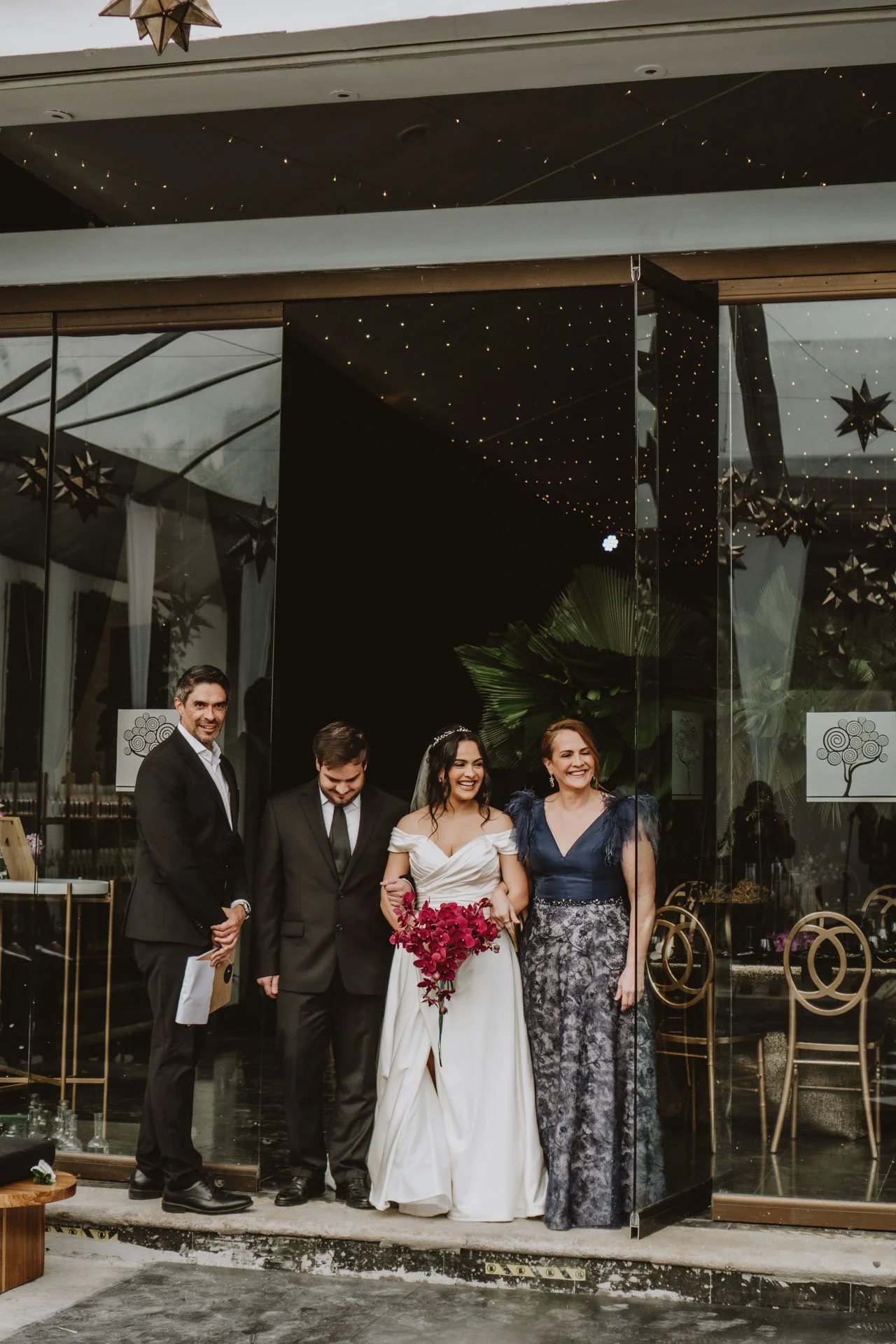 Novia caminando durante su entrada a la celebración, acompañada por el equipo de The Grape Fruit en la coordinación del momento.