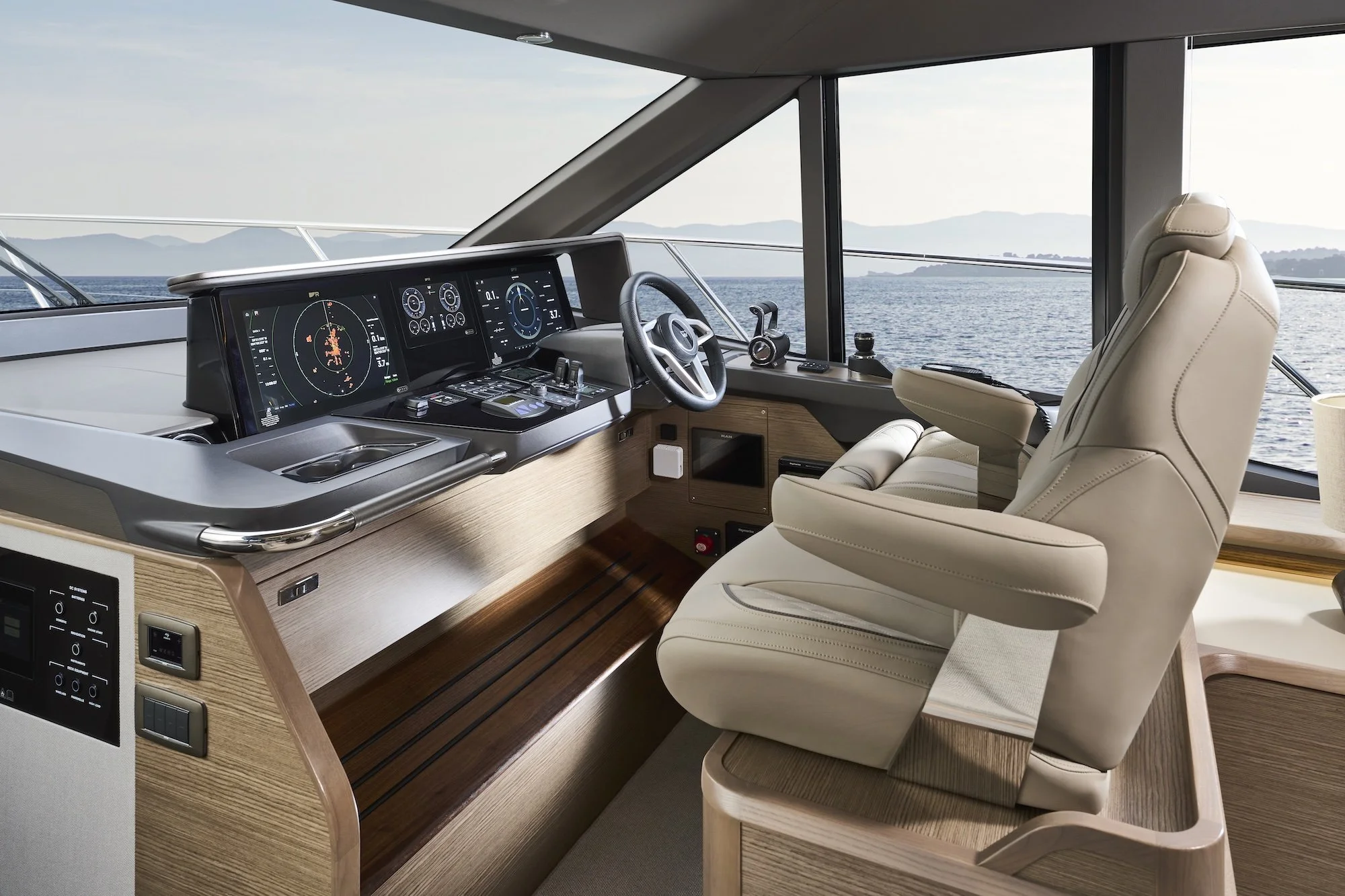 Princess_F58-interior-helm-silver-oak.jpg