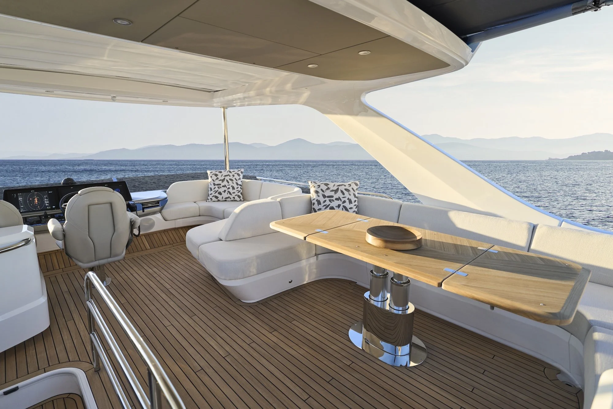 Princess_F58-exterior-flybridge.jpg