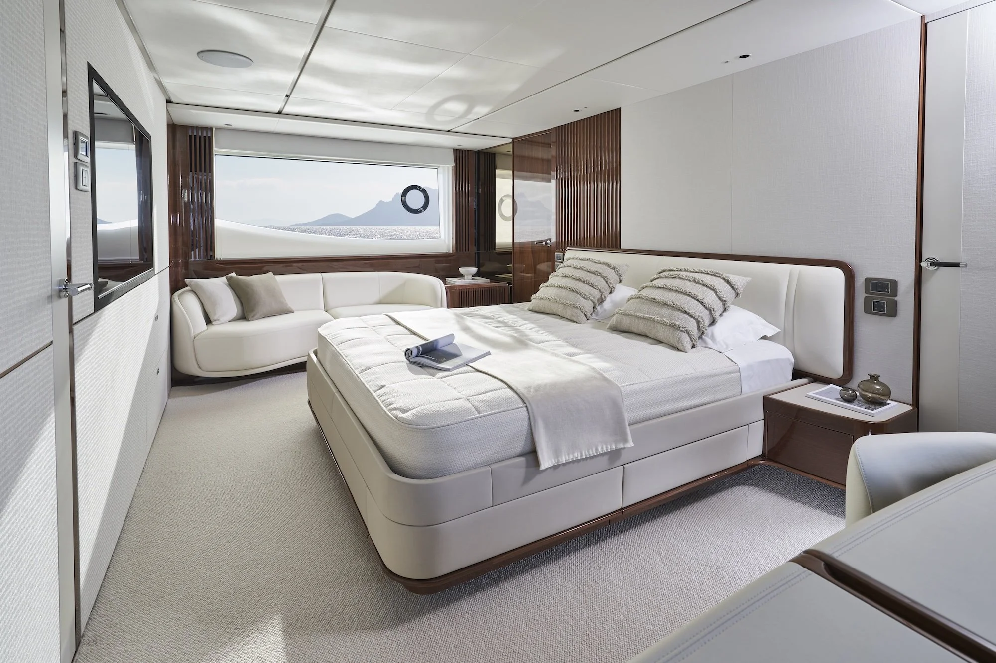 Princess_Yachts_X80-interior-aft-stateroom.jpg