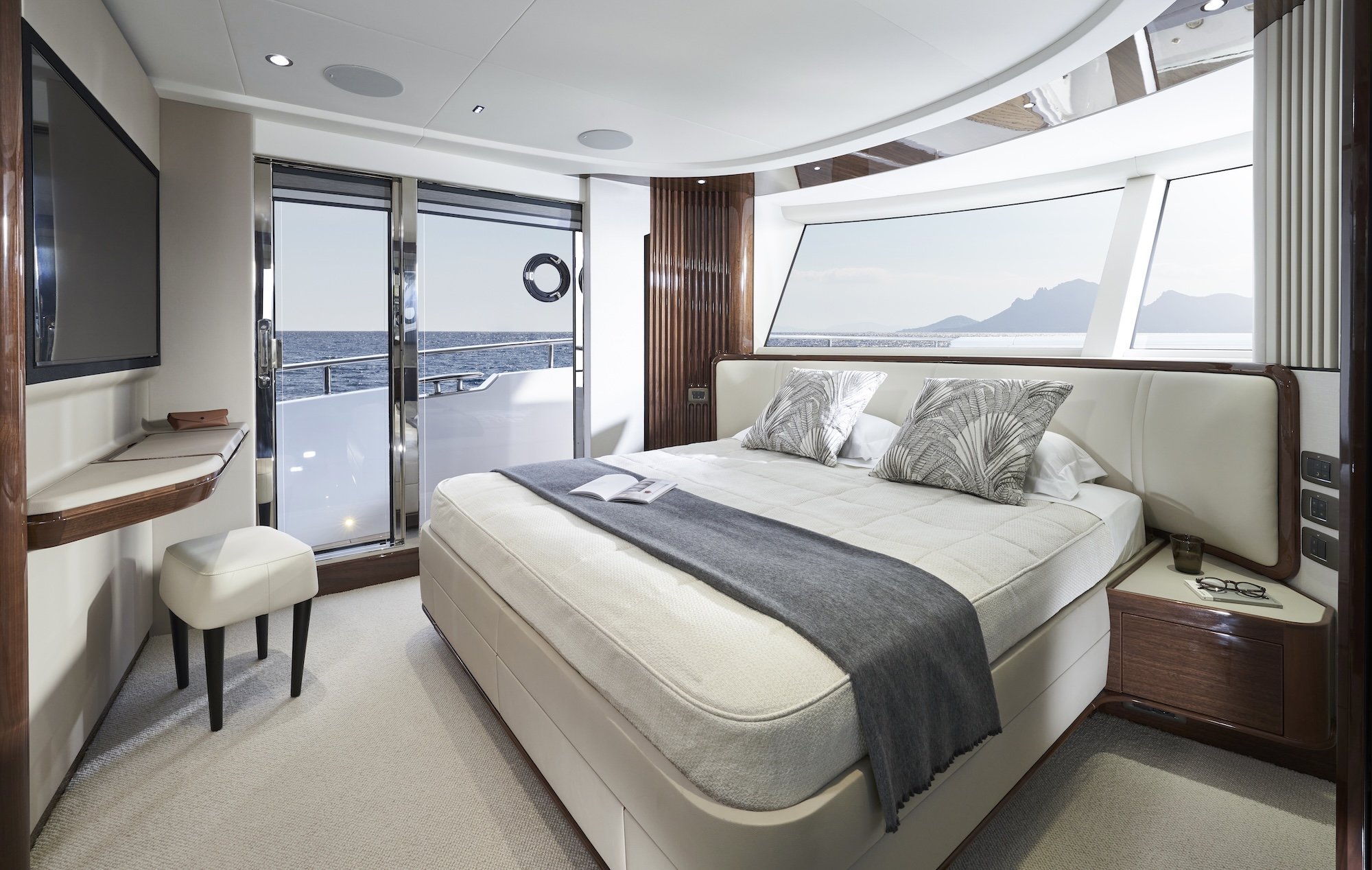 Princess_Yachts_X80-interior-main-deck-owners-stateroom.jpg