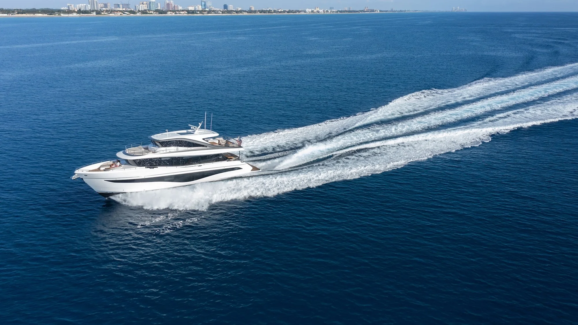 Princess_Yachts_X80-exterior-lifestyle-running.jpg