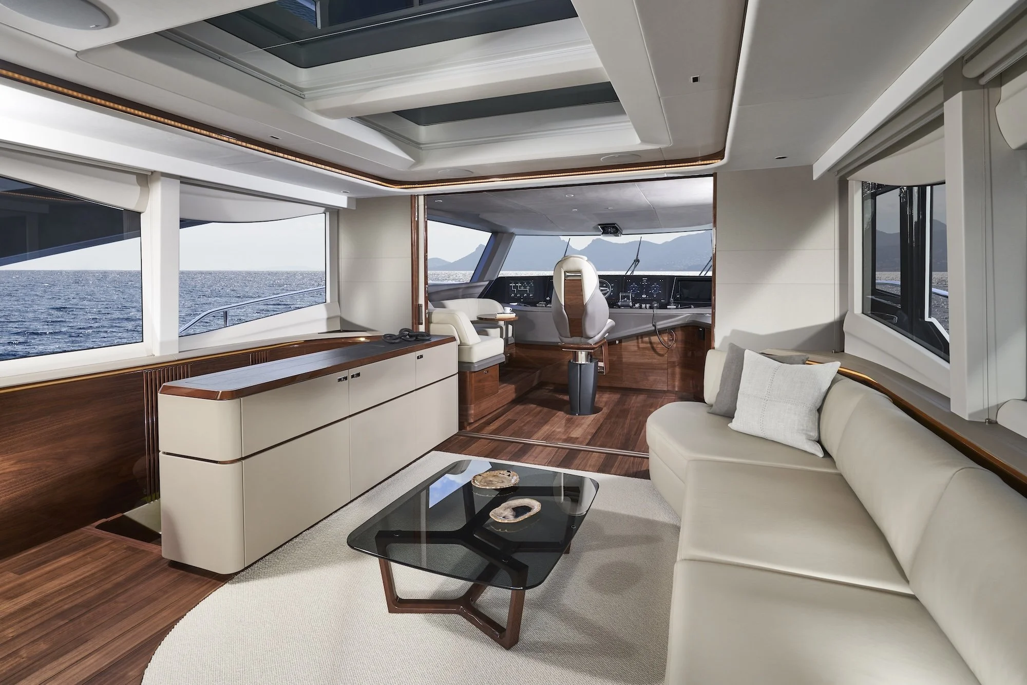 Princess_Yachts_X80-interior-skylounge.jpg