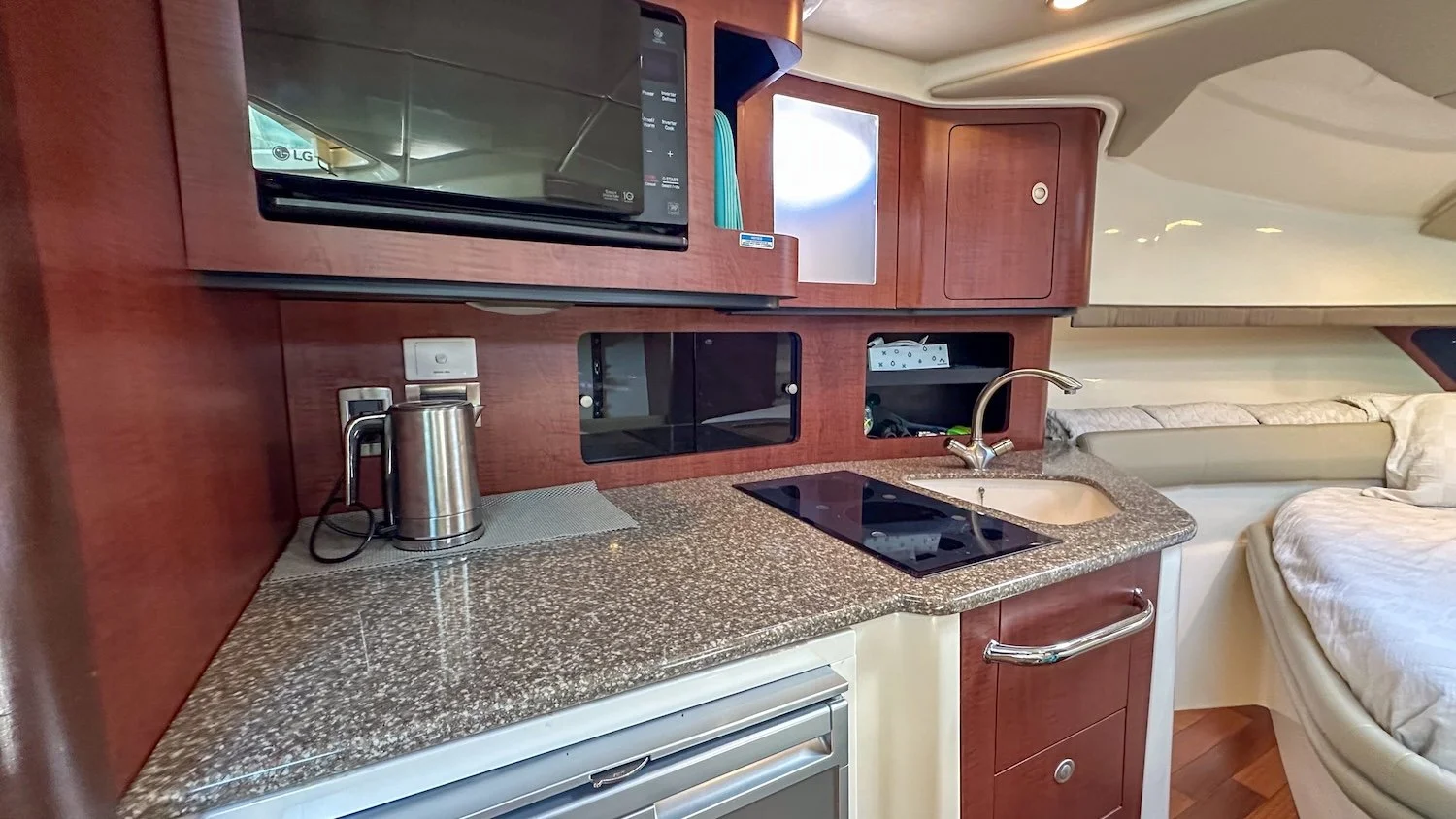 2009_Boston_Whaler_345_3348.jpg
