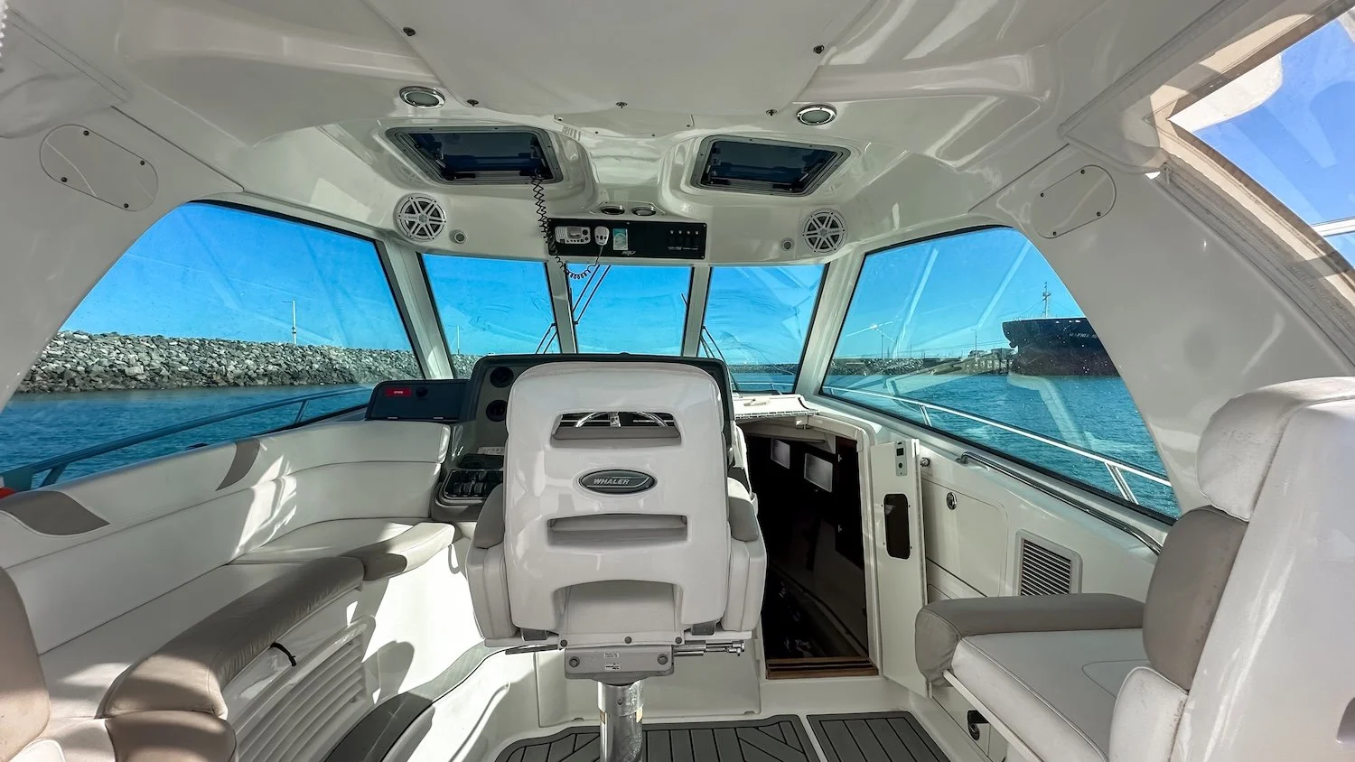 2009_Boston_Whaler_345_3374.jpg