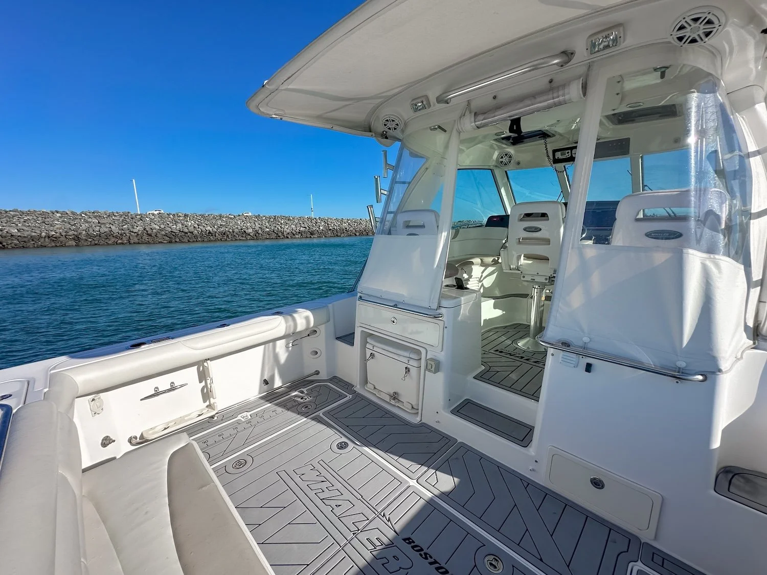 2009_Boston_Whaler_345-1-6.jpg