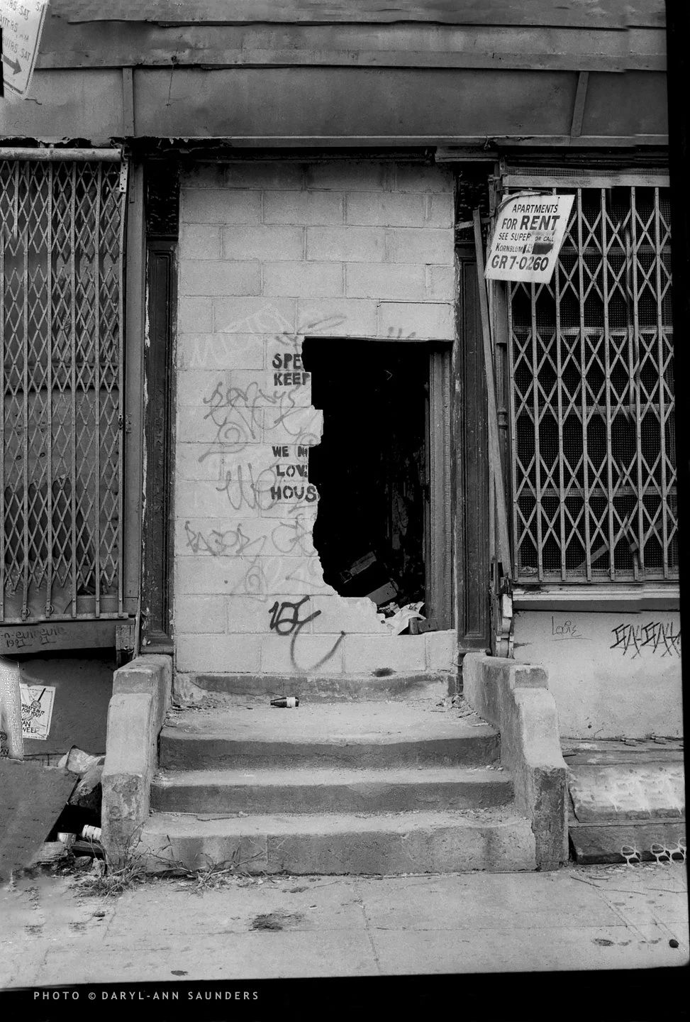 ©Daryl-AnnSaunders_8thStbtB&C-HoleInWall_09-1982_2FlatSS copy.jpg