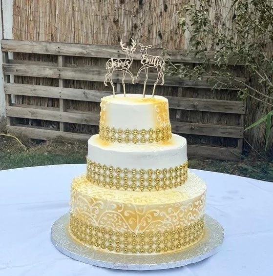 Three layer cake, Gold gems on every layer with edible gold spray! Simple but adorable 🪵🦌🦌

Pastel de tres capas, gemas doradas en cada capa con spray de oro comestible. Sencillo pero adorable🪵🦌🦌

- Yeyo&rsquo;s Bakery ❤️