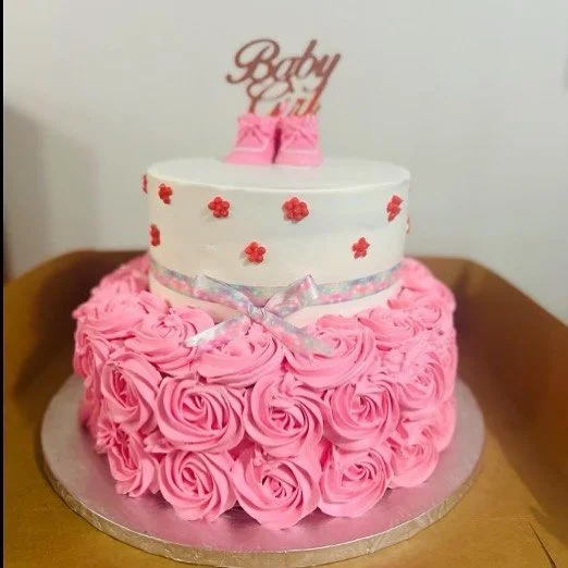 Pink and white baby girl cake! Flowers on the bottom and tiny red flowers surrounding the top. 🌺🌸

Tarta de ni&ntilde;a rosa y blanca! Flores en la parte inferior y peque&ntilde;as flores rojas que rodean la parte superior.🌸🌺

- Yeyo&rsquo;s Bake