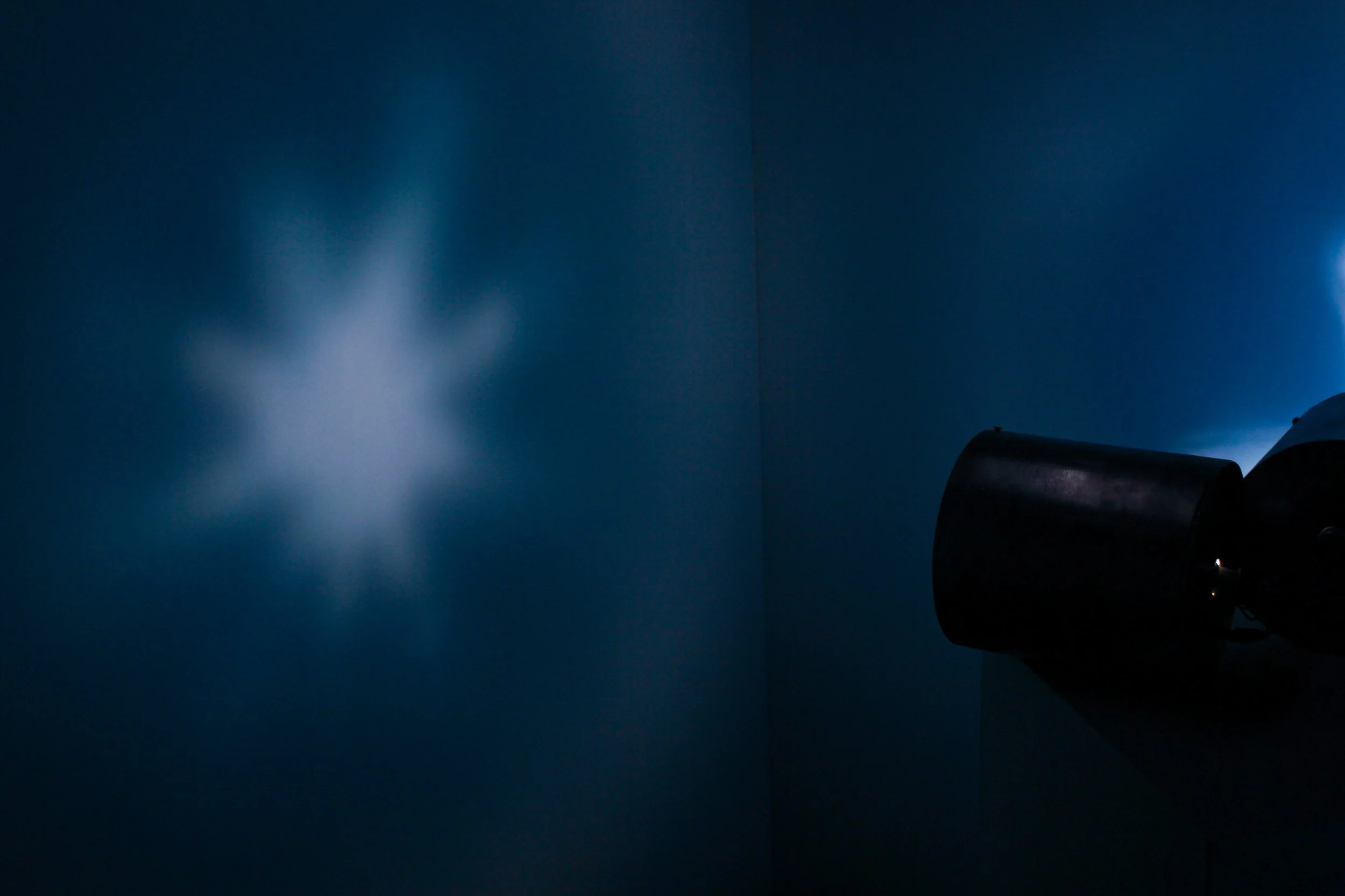 Fantasmagoria, 2024. Instalação, pintura a óleo em vidro e luz led.