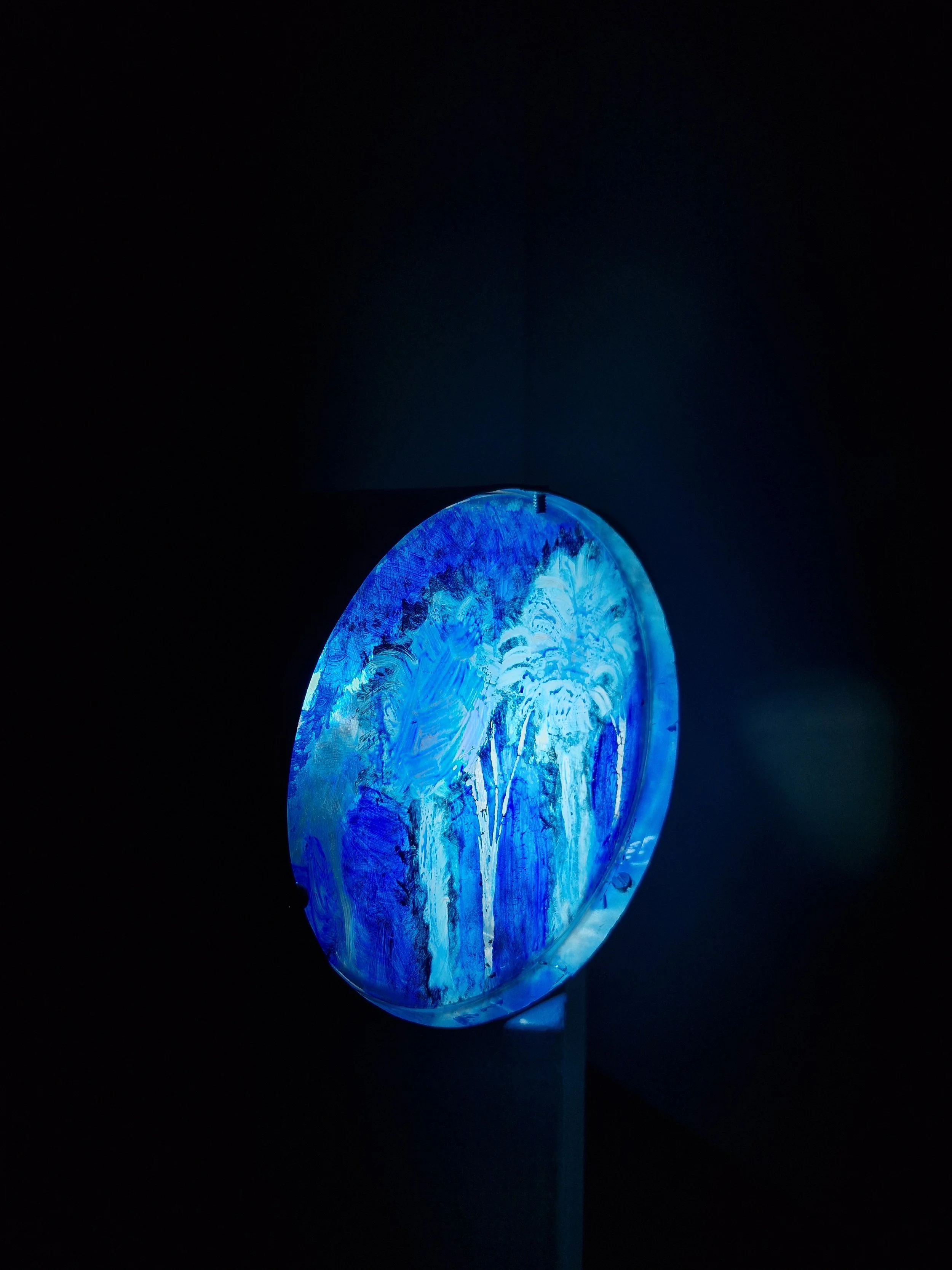 Fantasmagoria, 2024. Instalação, pintura a óleo em vidro e luz led.