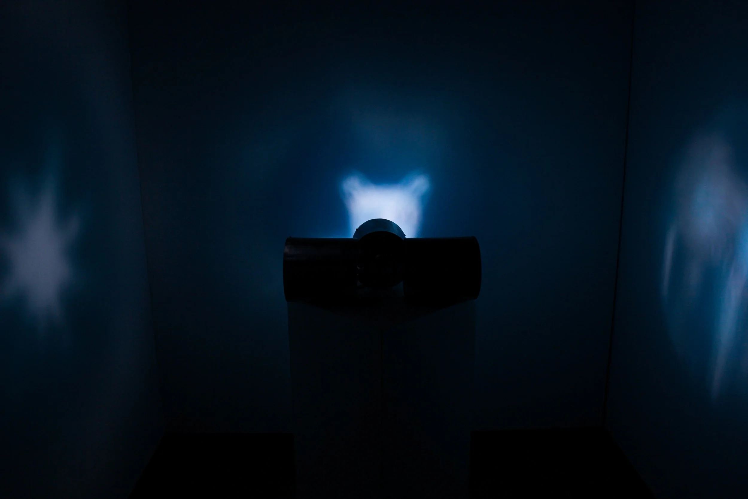 Fantasmagoria, 2024. Instalação, pintura a óleo em vidro e luz led.