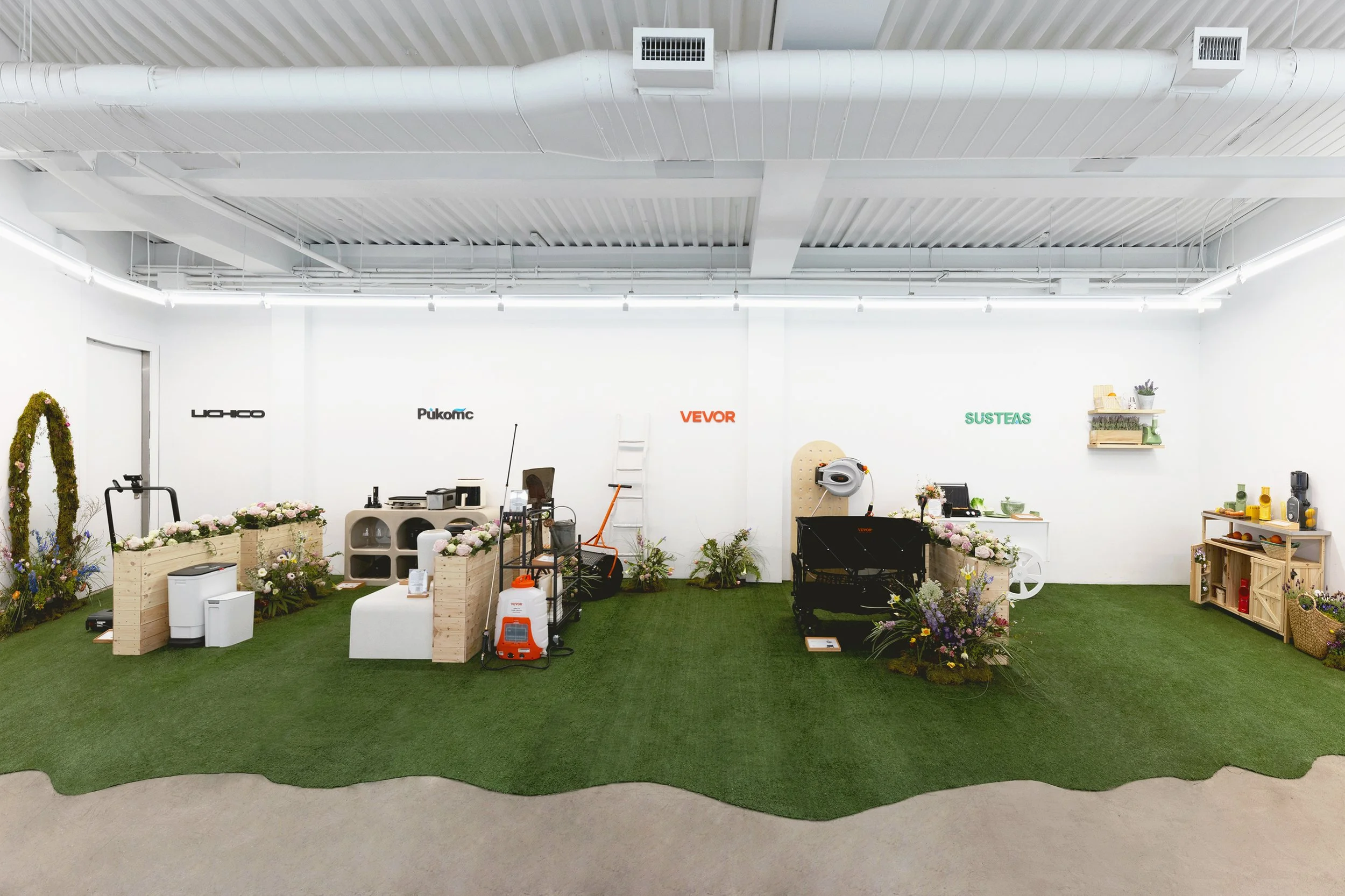 Spatial shot (center) of the TikTok Super Wish Season pop-up activation featuring brands Susteas, Vevor, Pukomc and Lichico. Designed and produced by experiential production agency ANG Concept.