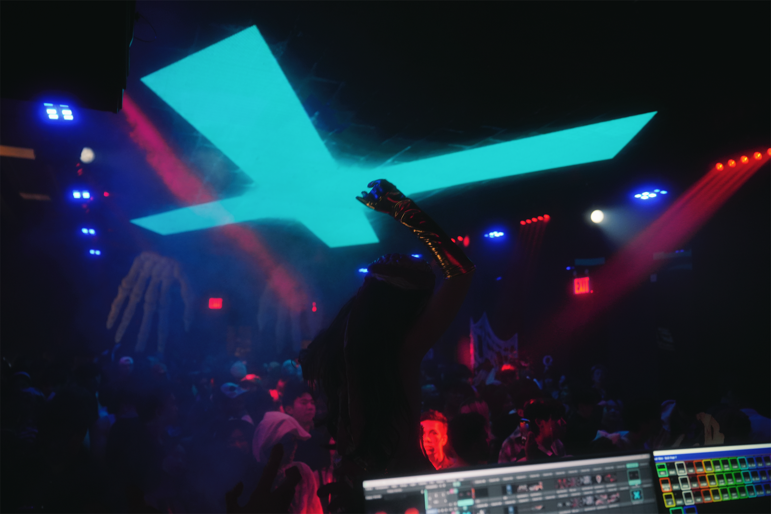 Immersive Halloween party with dancers by event production agency ANG Concept at 00:00 club with a projection ceiling.