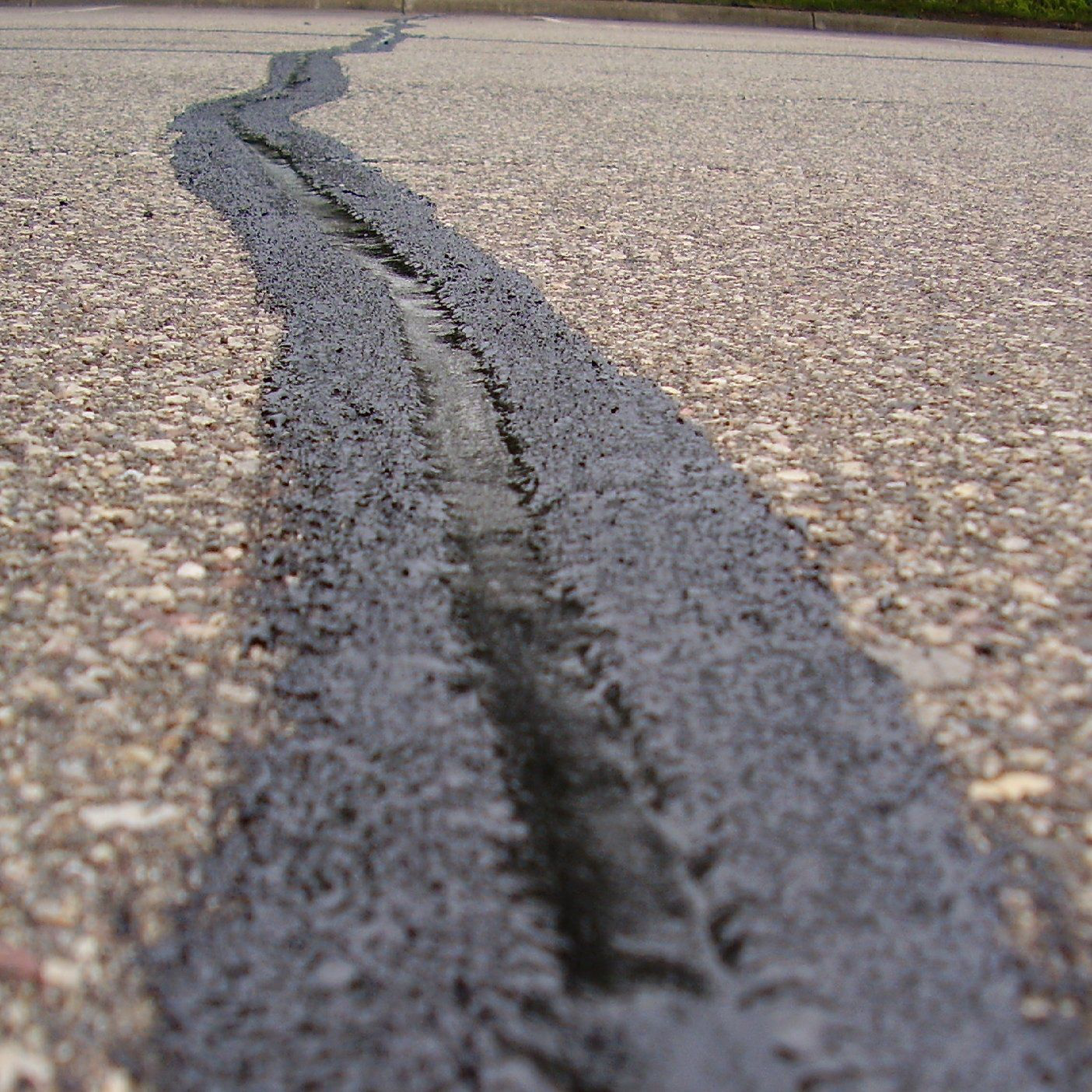 Asphalt crack filling