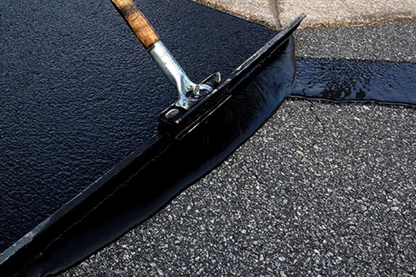 Asphalt sealcoating