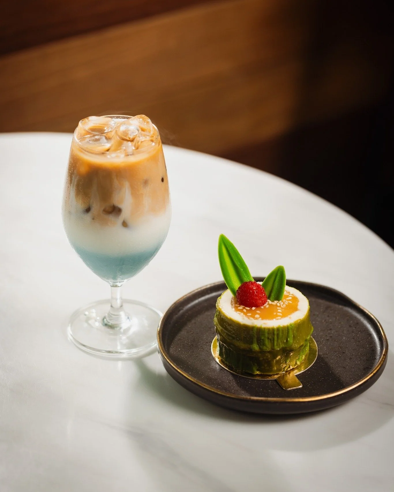 Afternoon done right.
A 𝐕𝐚𝐧𝐢𝐥𝐥𝐚 𝐁𝐮𝐭𝐭𝐞𝐫𝐟𝐥𝐲 𝐏𝐞𝐚 𝐋𝐚𝐭𝐭𝐞 with our 𝐘𝐮𝐳𝐮 𝐁𝐚𝐦𝐛𝐨𝐨 𝐒𝐡𝐨𝐨𝐭 &mdash; refreshing, refined, and almost too pretty to touch. ✨

#CafeLUXRiserva #TribecaMall #Mauritius