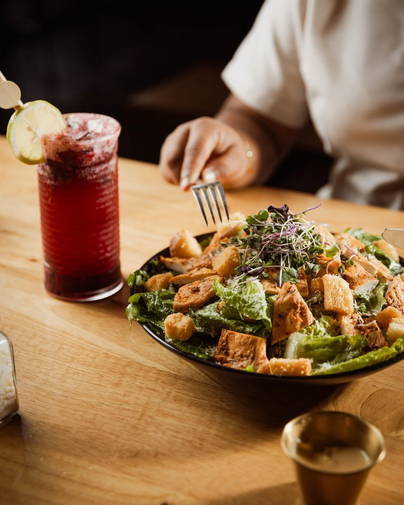 Came for the comfort food, stayed for the greens 😌🥗
Our 𝐆𝐫𝐢𝐥𝐥𝐞𝐝 𝐁𝐁𝐐 𝐂𝐡𝐢𝐜𝐤𝐞𝐧 𝐂𝐚𝐞𝐬𝐚𝐫 𝐬𝐚𝐥𝐚𝐝 hits different.

#SmokeyJoe #TribecaMall #Mauritius