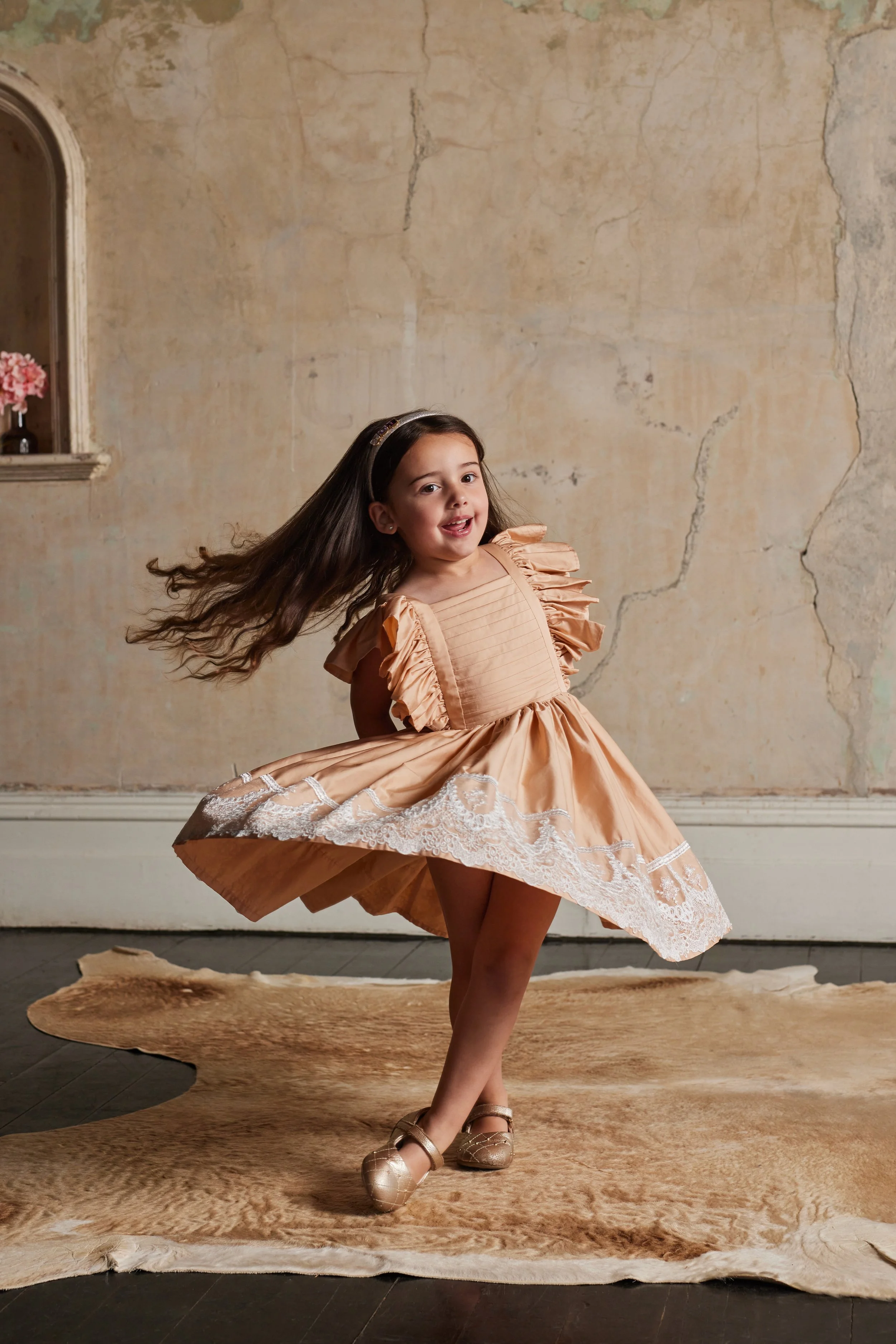 Baby Girls Alice Cotton Sateen All Seasons Pinafore Dress With Lace In Latte