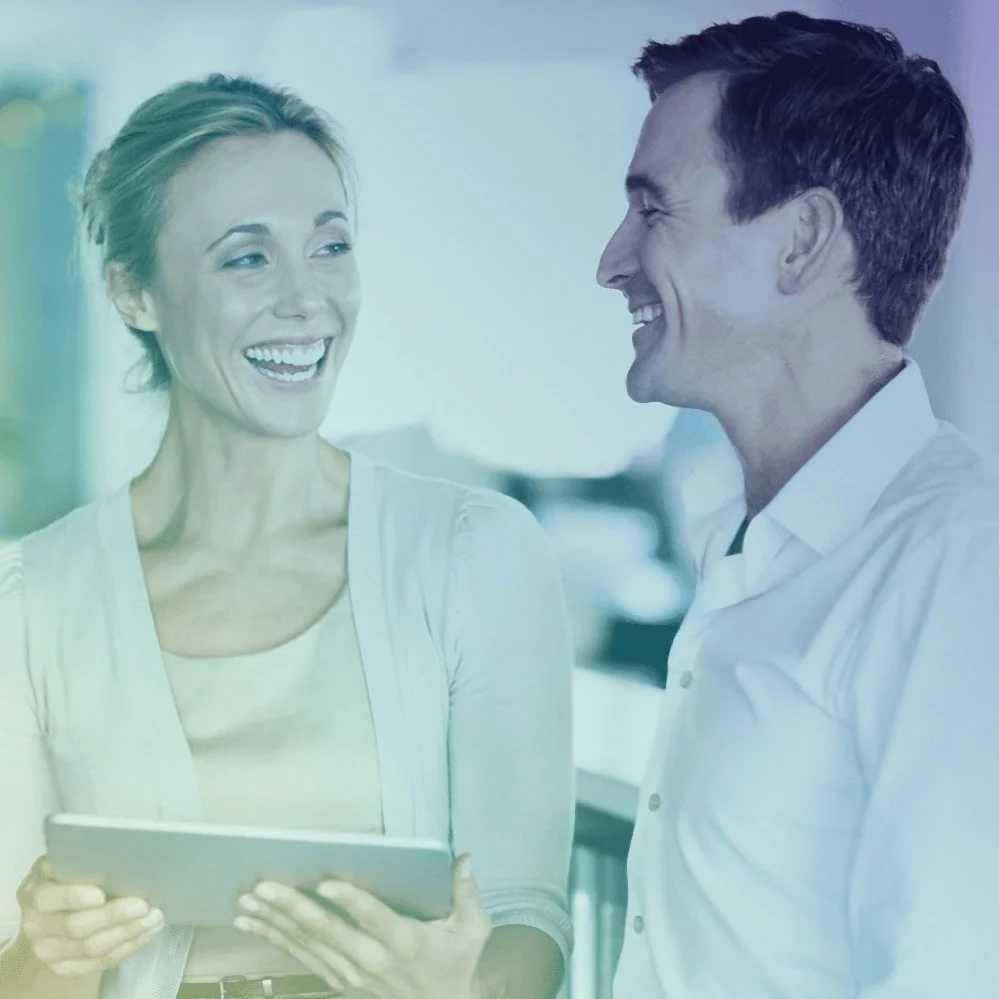 Kvinne og mann med iPad besvarer en undersøkelse