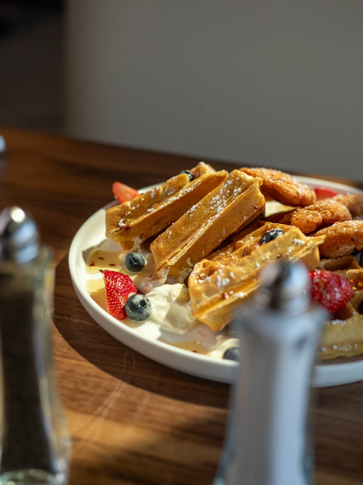 Luxury surroundings. Hometown comfort. 🧇✨

There&rsquo;s just something special about golden waffles made with heart. From the warm, welcoming atmosphere to every perfectly crafted bite, Lake Orion Brunch brings together the elegance you love and th